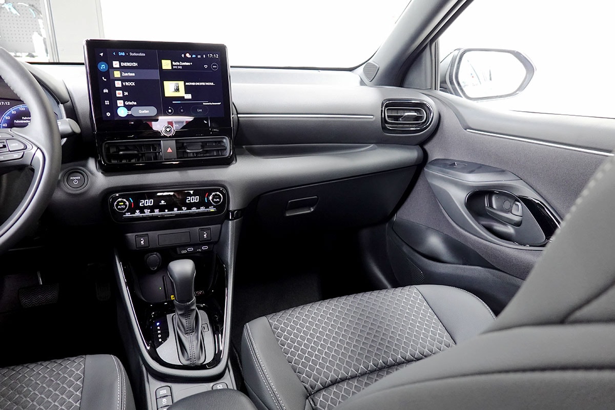 TOYOTA Yaris 1.5 Premium e-CVT-image-10