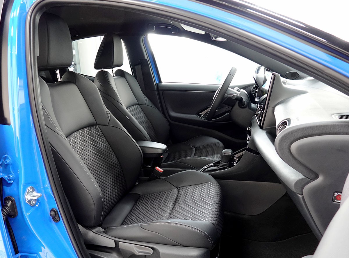 TOYOTA Yaris 1.5 Premium e-CVT-showroom-element-3