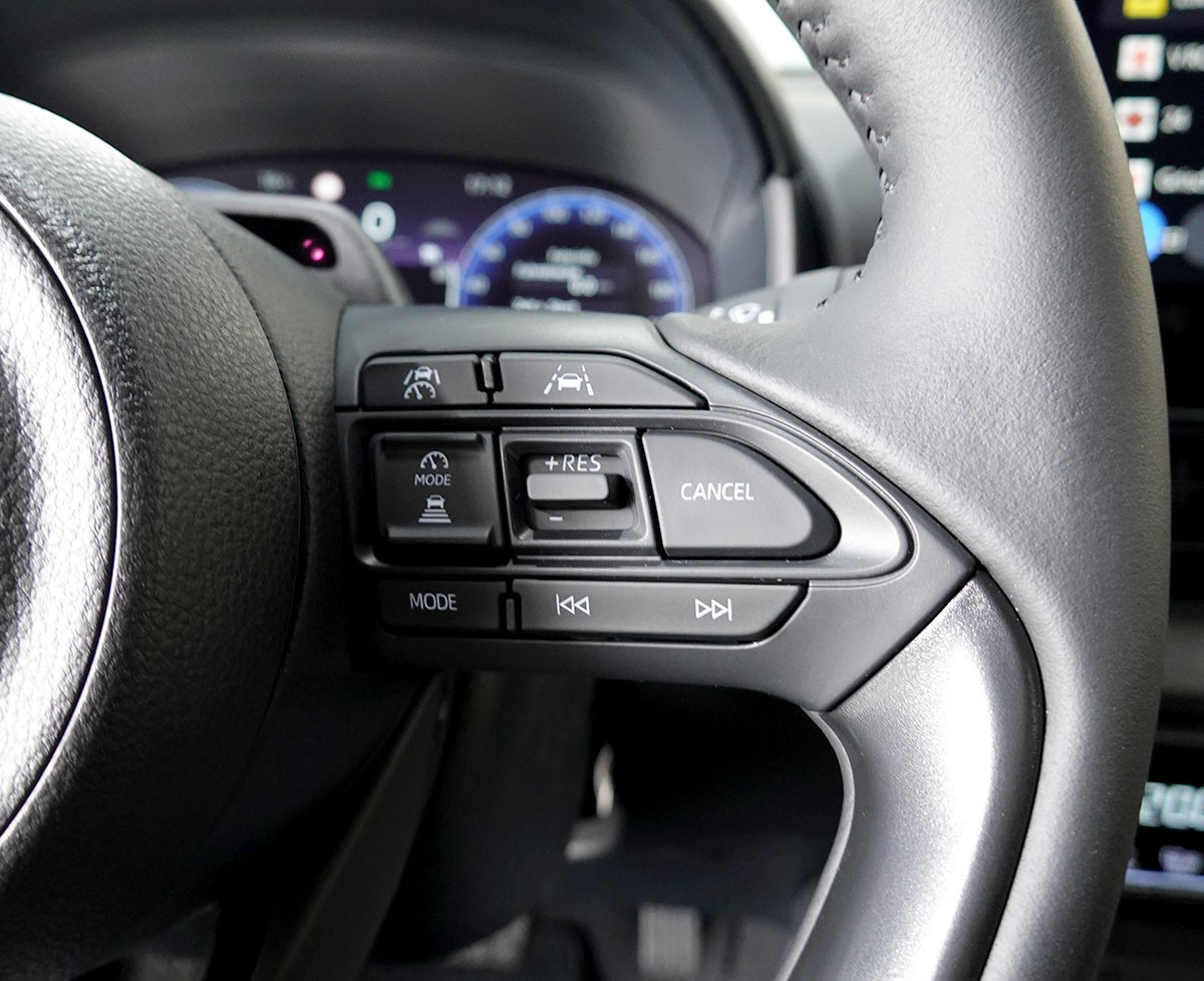 TOYOTA Yaris 1.5 Premium e-CVT-image-16