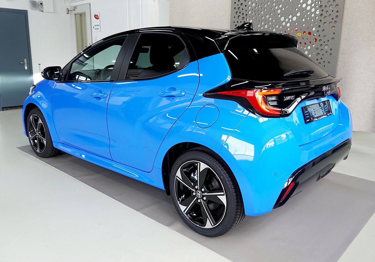 TOYOTA Yaris 1.5 Premium e-CVT-showroom-element-2