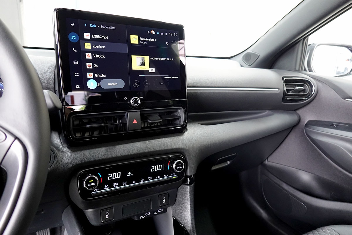 TOYOTA Yaris 1.5 Premium e-CVT-image-11