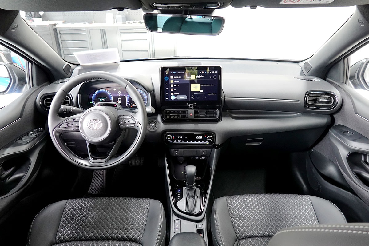 TOYOTA Yaris 1.5 Premium e-CVT-image-9