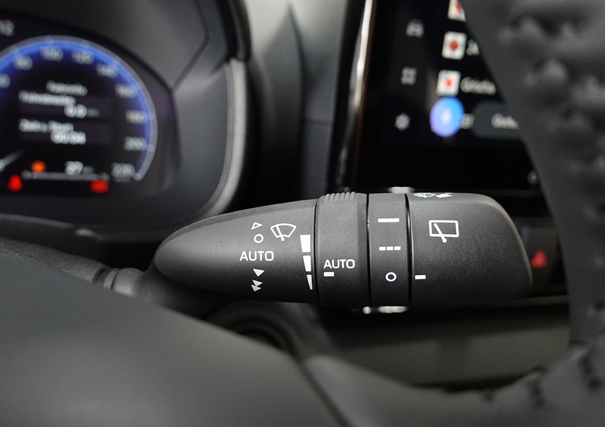 TOYOTA Yaris 1.5 Premium e-CVT-image-15