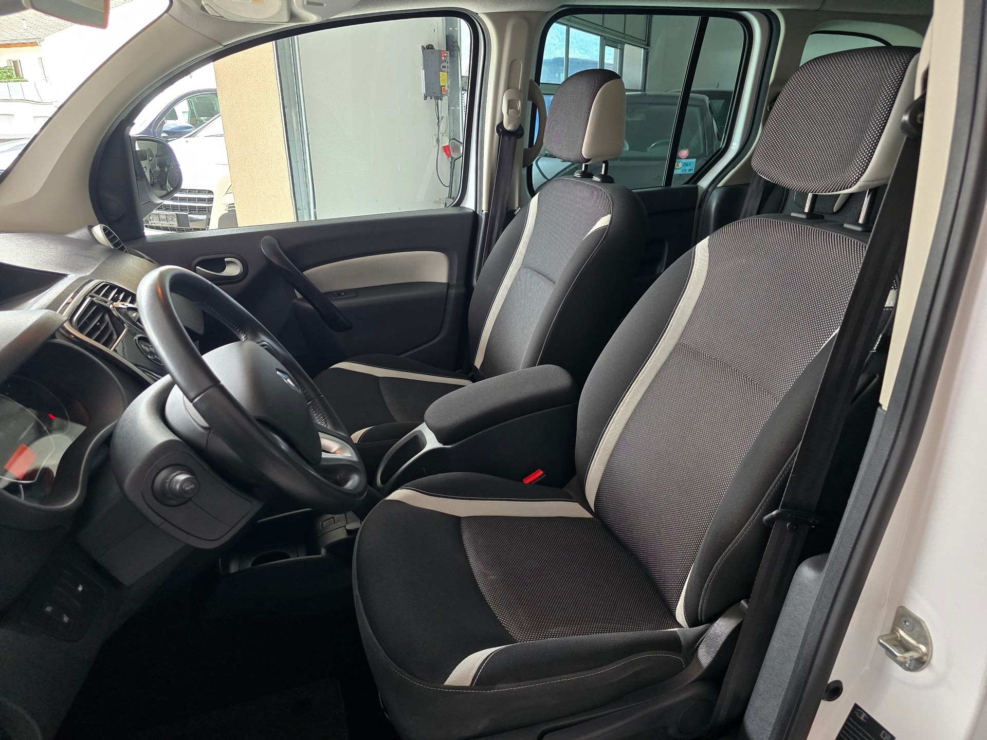 RENAULT Kangoo 1.5 dCi Swiss Edition-image-9