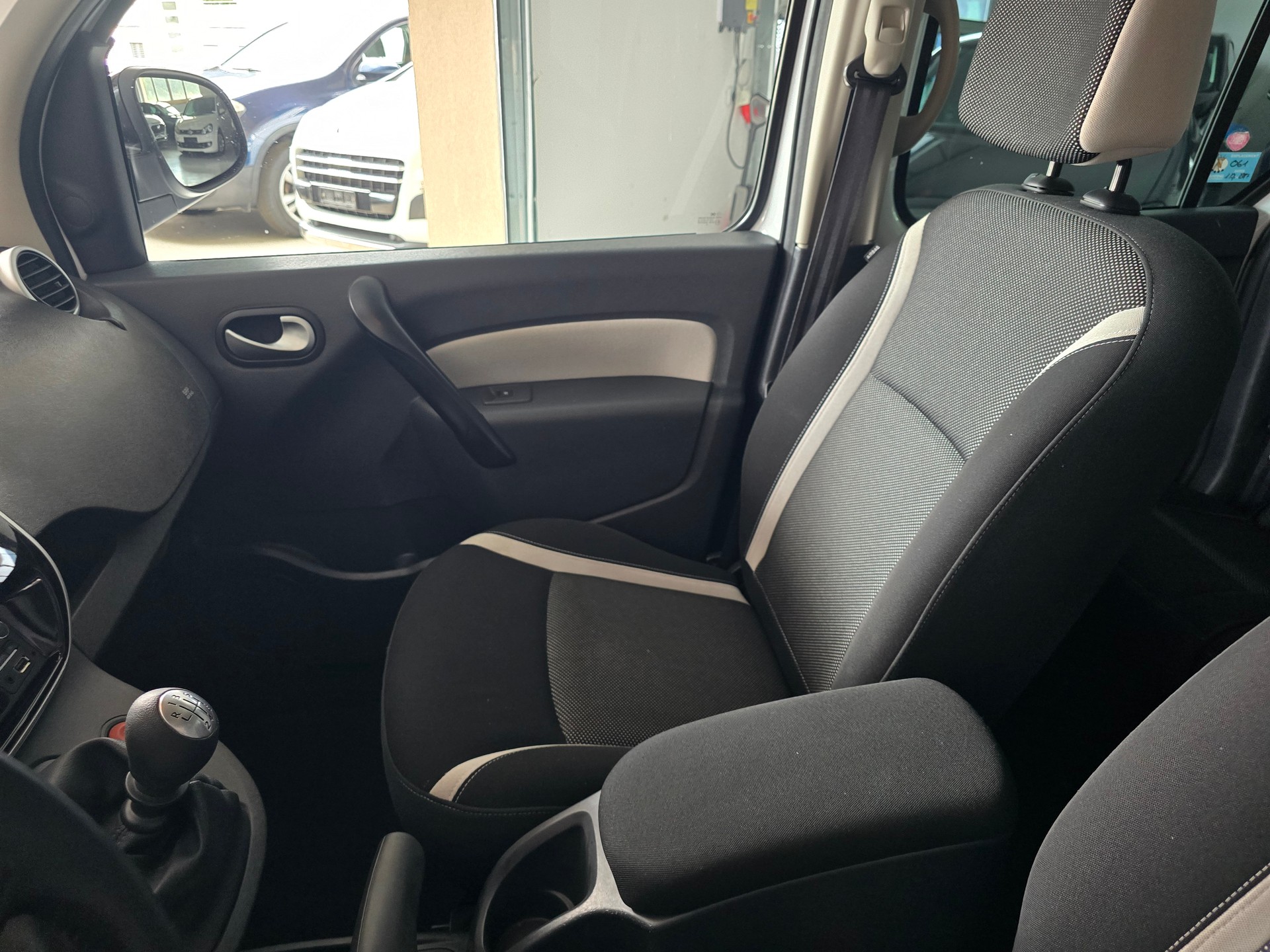 RENAULT Kangoo 1.5 dCi Swiss Edition-image-12