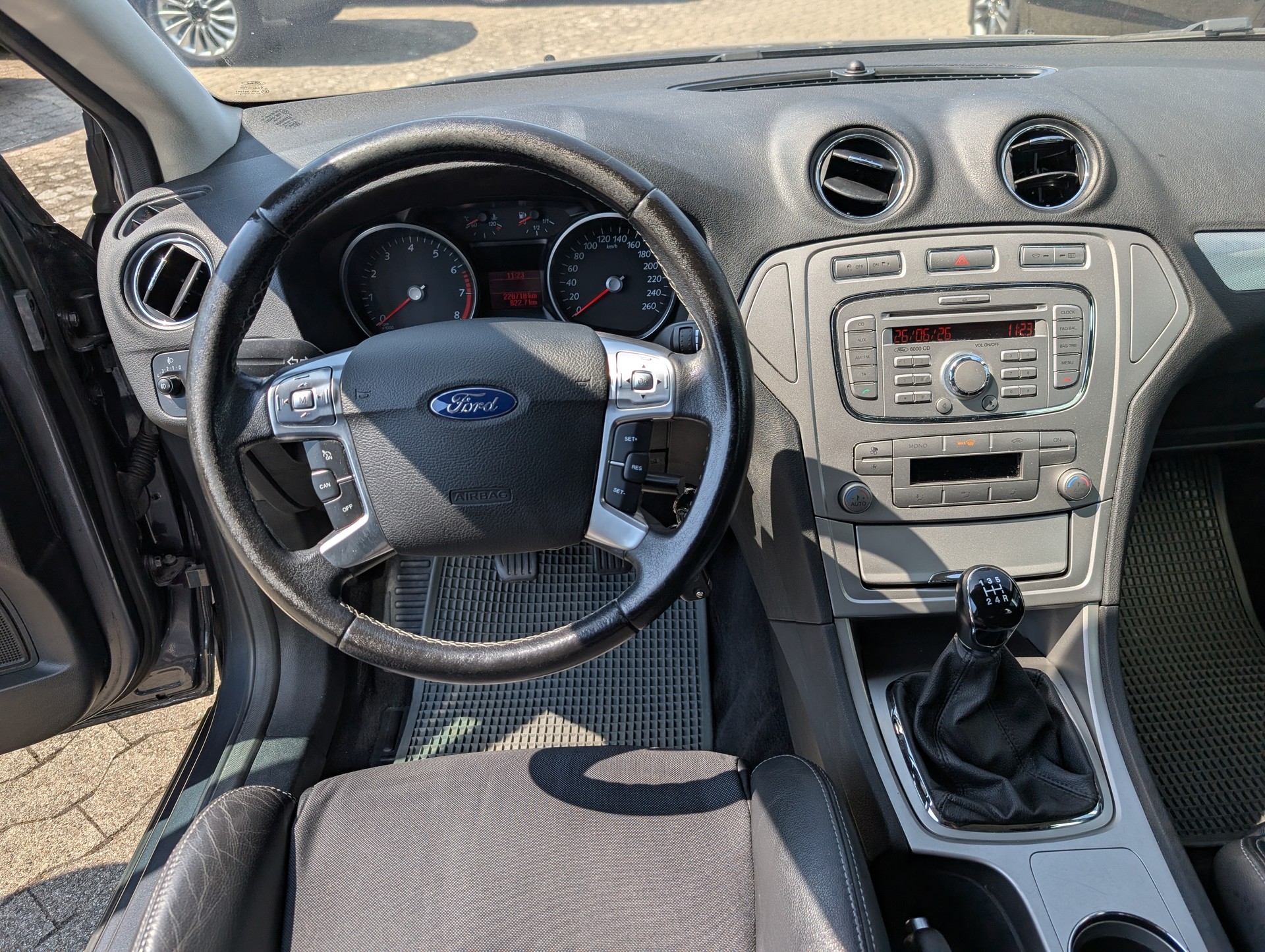 FORD Mondeo 2.0i 16V Titanium-image-3