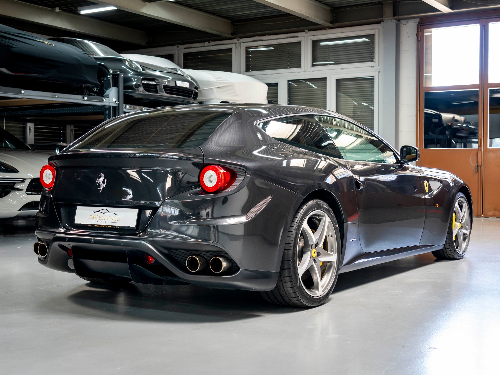 FERRARI FF-showroom-element-3