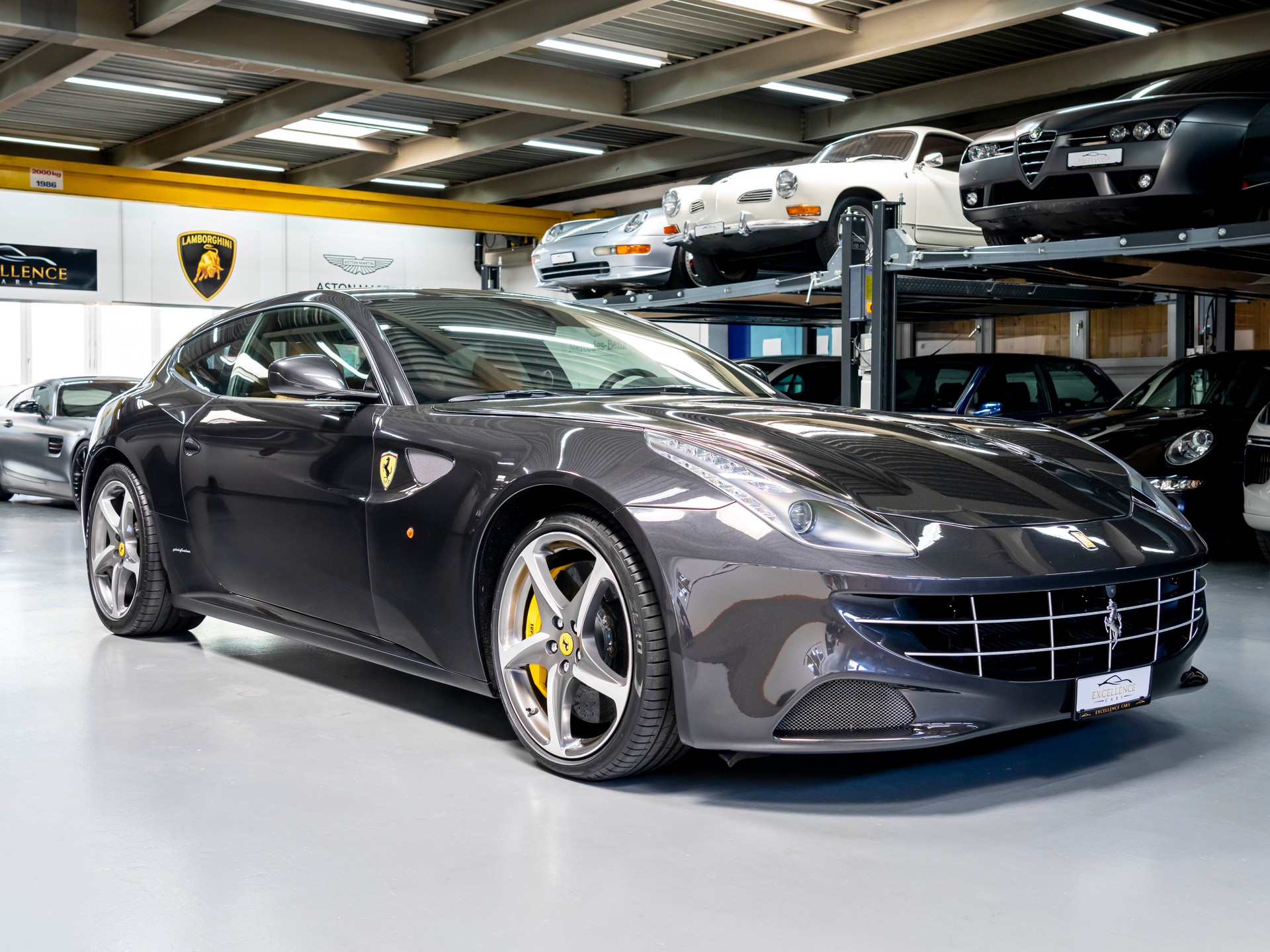 FERRARI FF-showroom-element-2