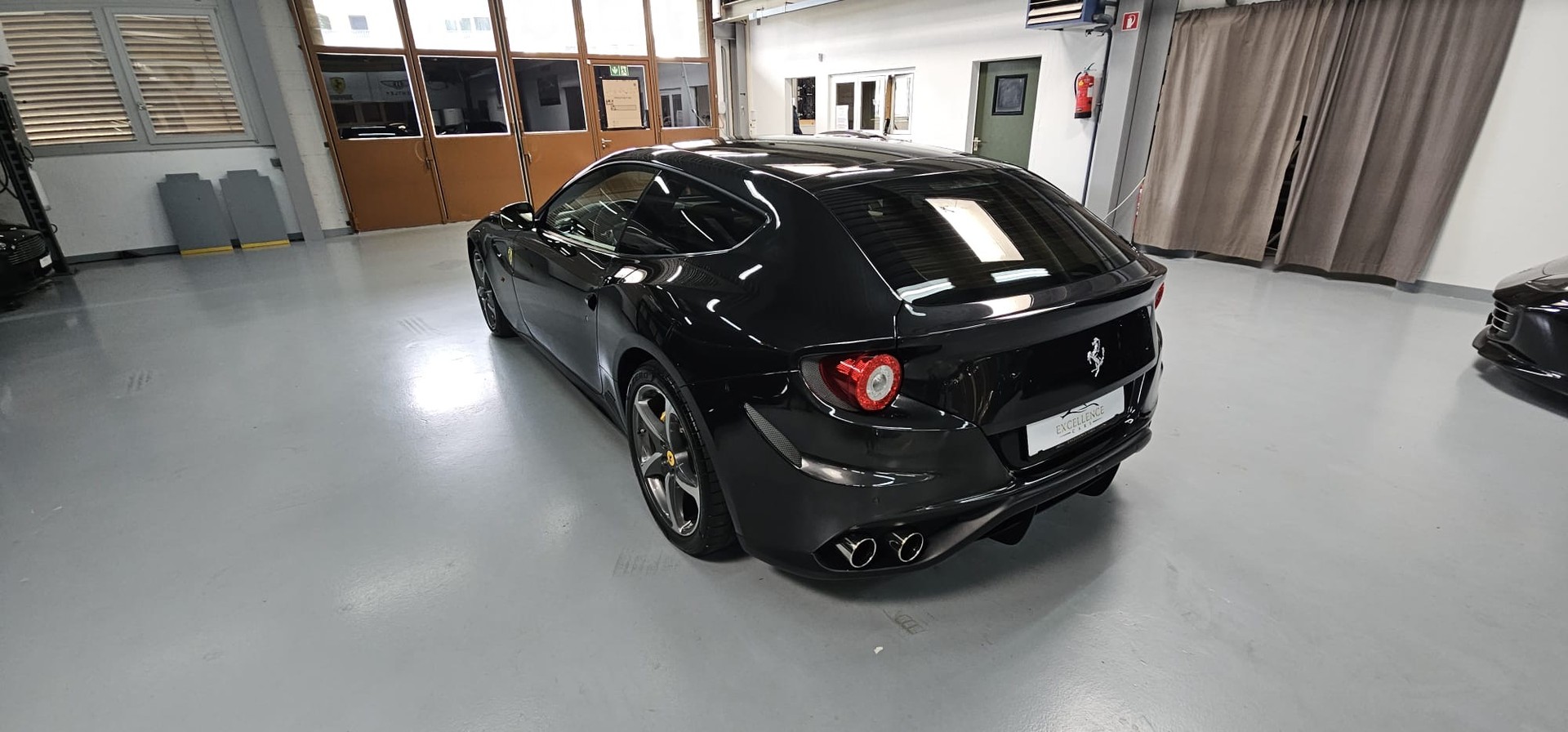 FERRARI FF-showroom-element-3
