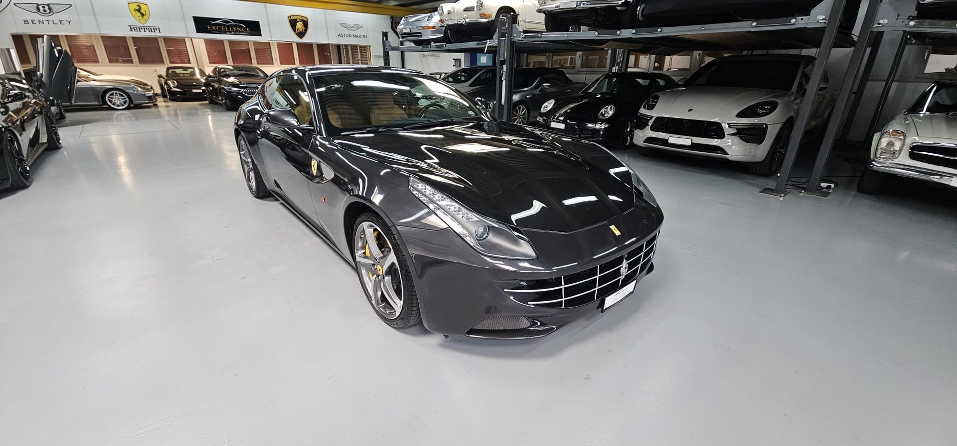 FERRARI FF-showroom-element-2