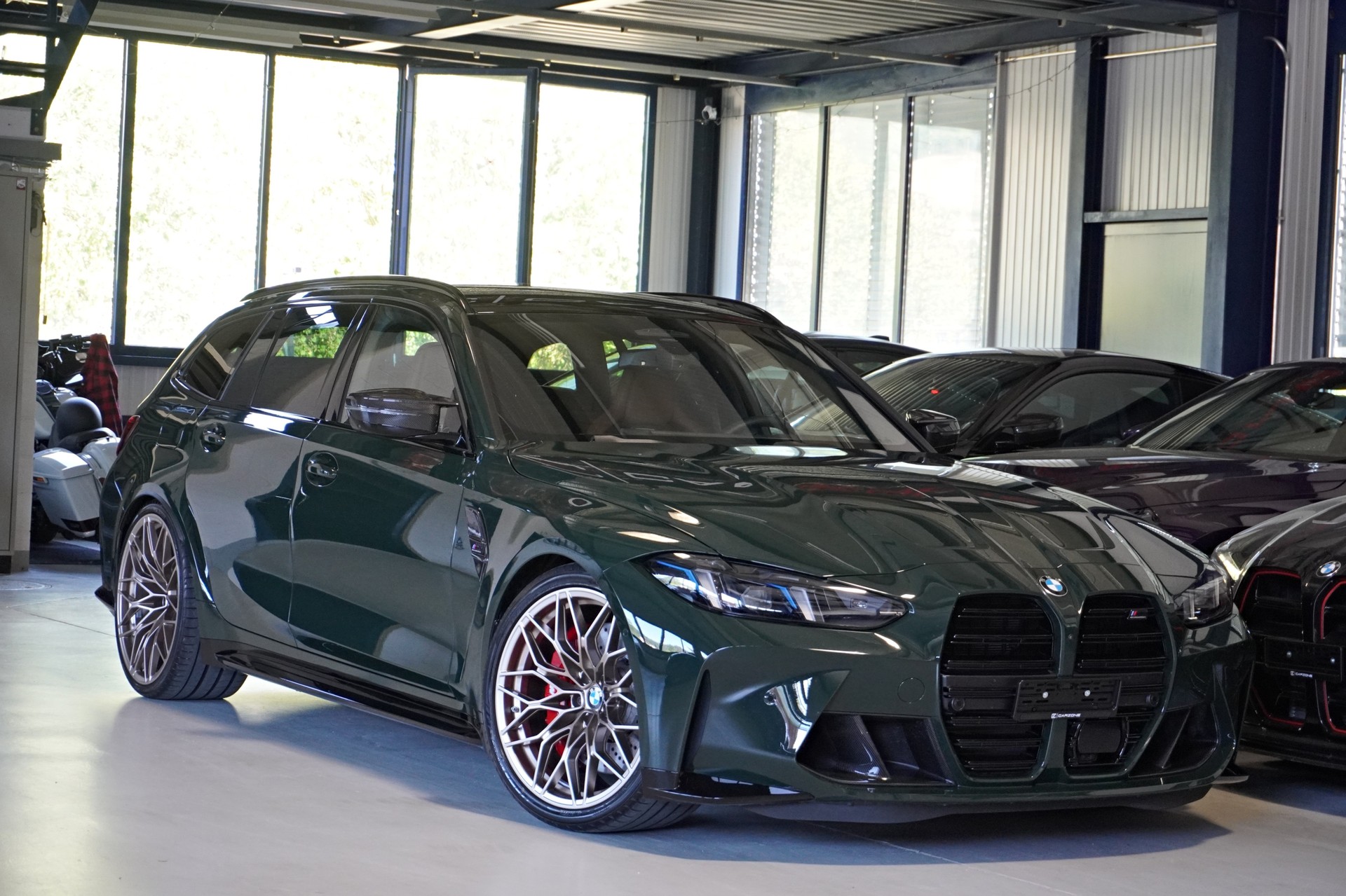BMW M3 Touring xDrive Competition M // TARTUFO M CARBON SCHALENSITZE // BREWSTER GREEN // AKRAPOVIC //