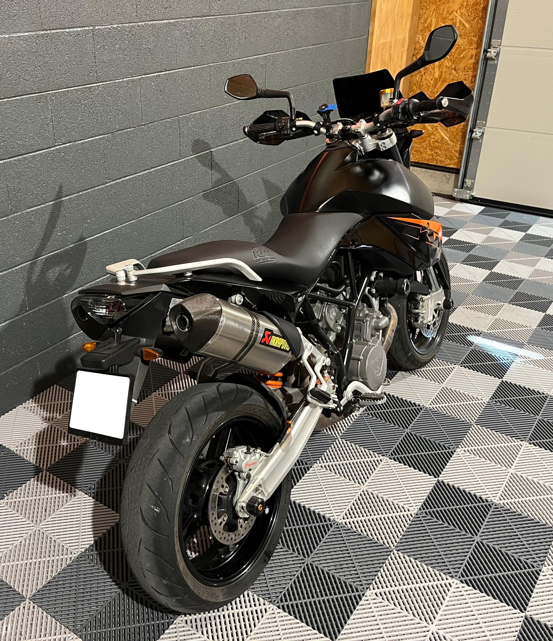 KTM 990 Supermoto-image-2