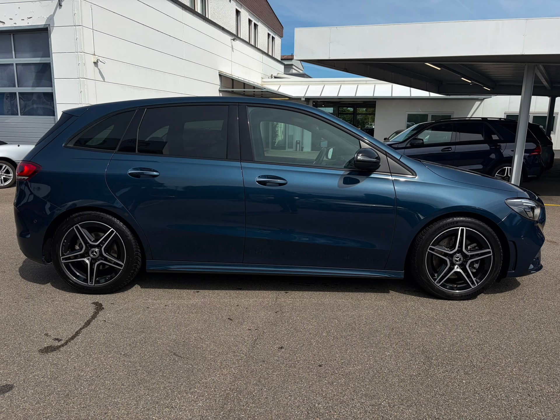 MERCEDES-BENZ B 220 4Matic AMG Line 7G-DCT-image-4