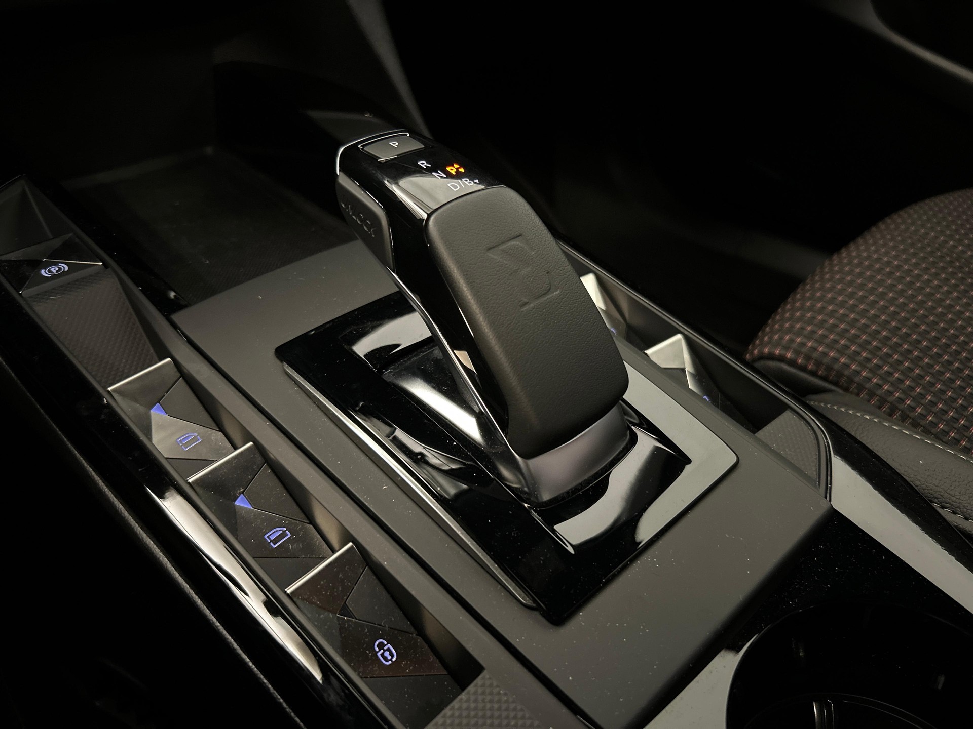 DS AUTOMOBILES 3 Crossback E-Tense Performance Line-image-13
