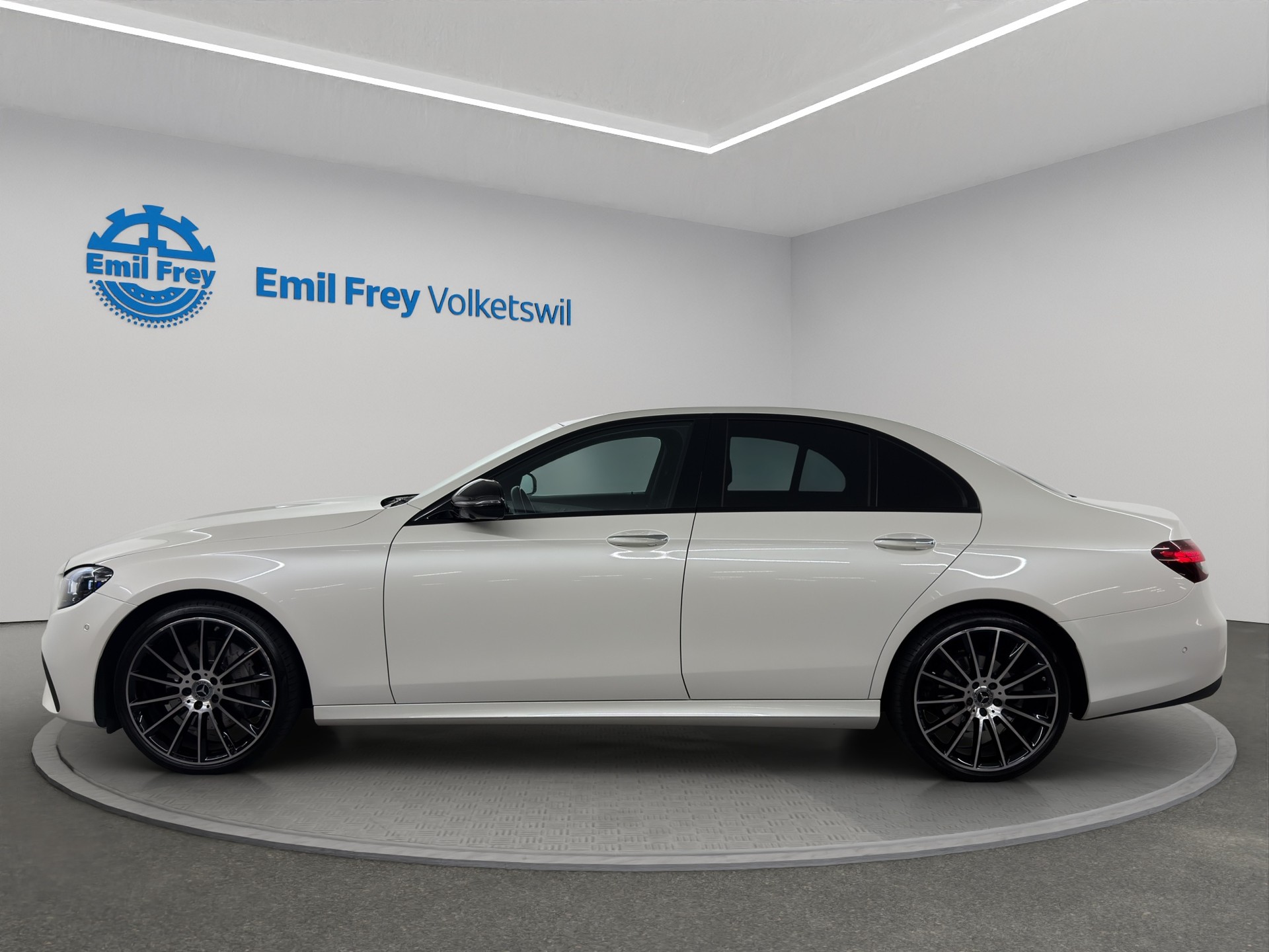 MERCEDES-BENZ E 220 d AMG Line 4matic-showroom-element-1