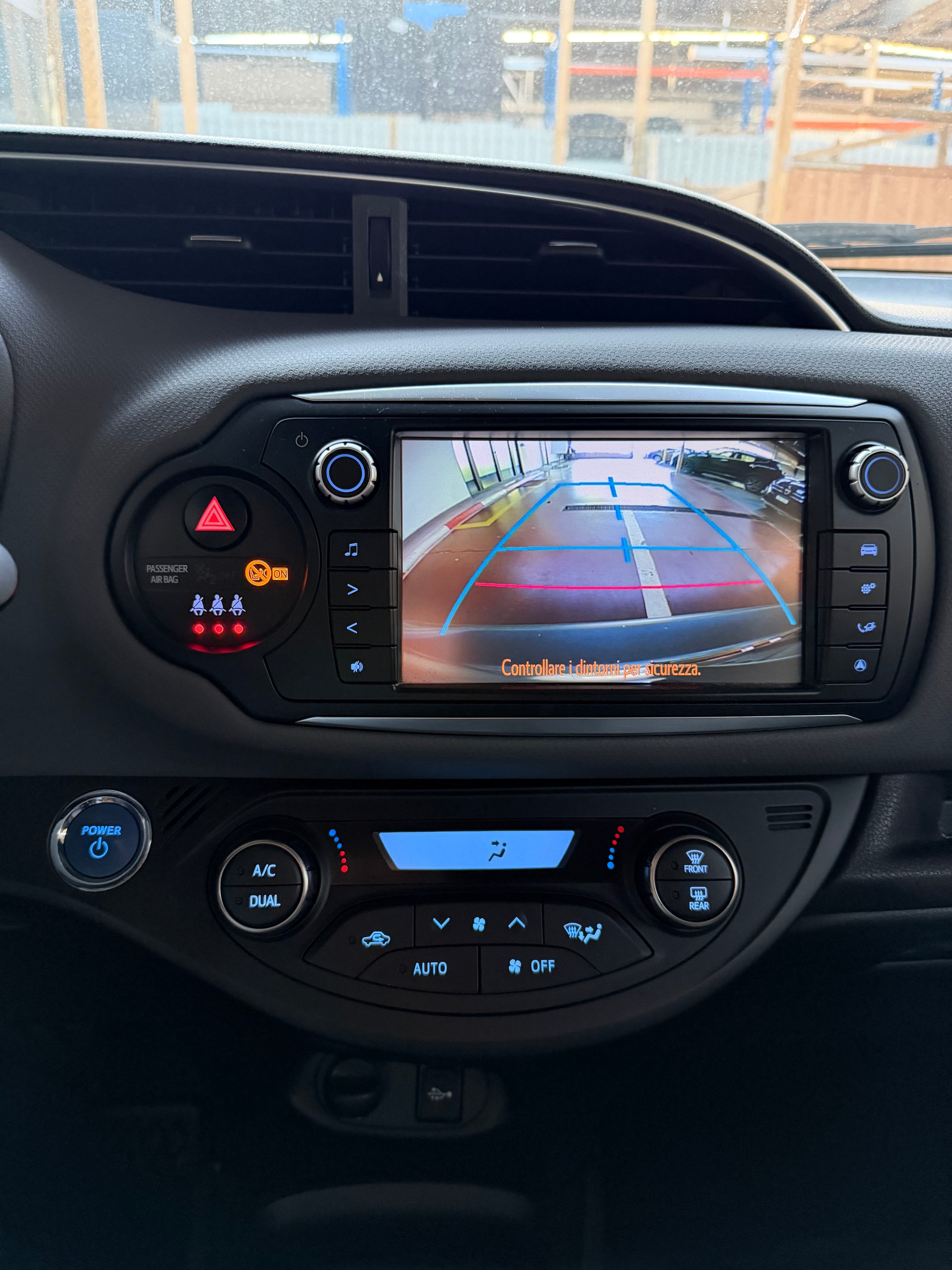 TOYOTA Yaris 1.5 VVT-i Hybrid Trend e-CVT-image-10