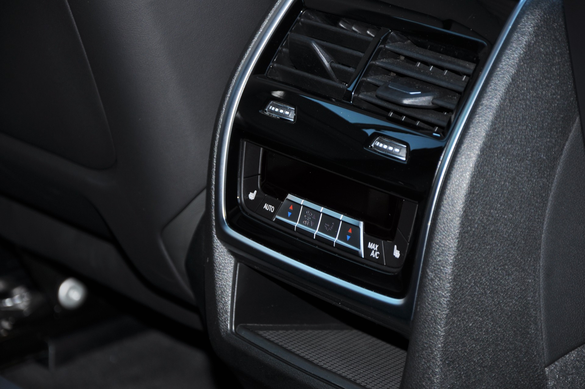 BMW X6 xDrive 48V 40d Steptronic M Sport-image-25