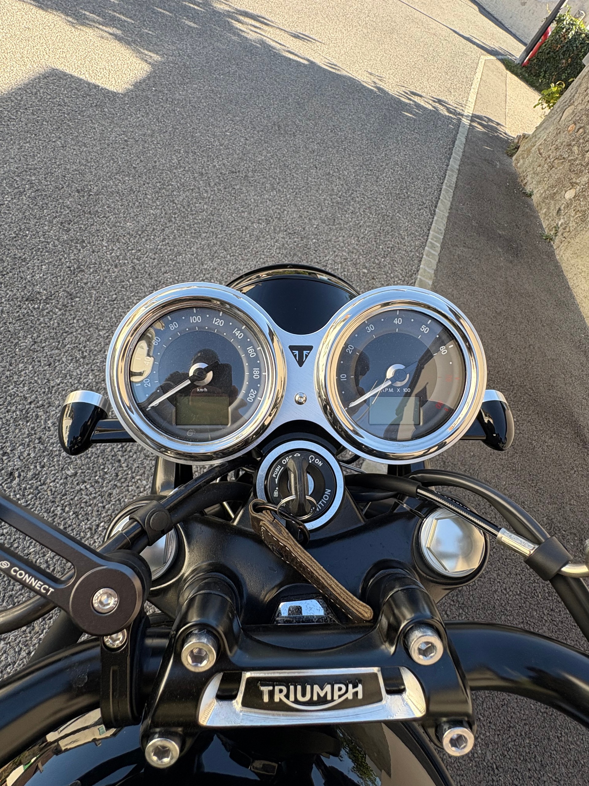 TRIUMPH T100-image-4