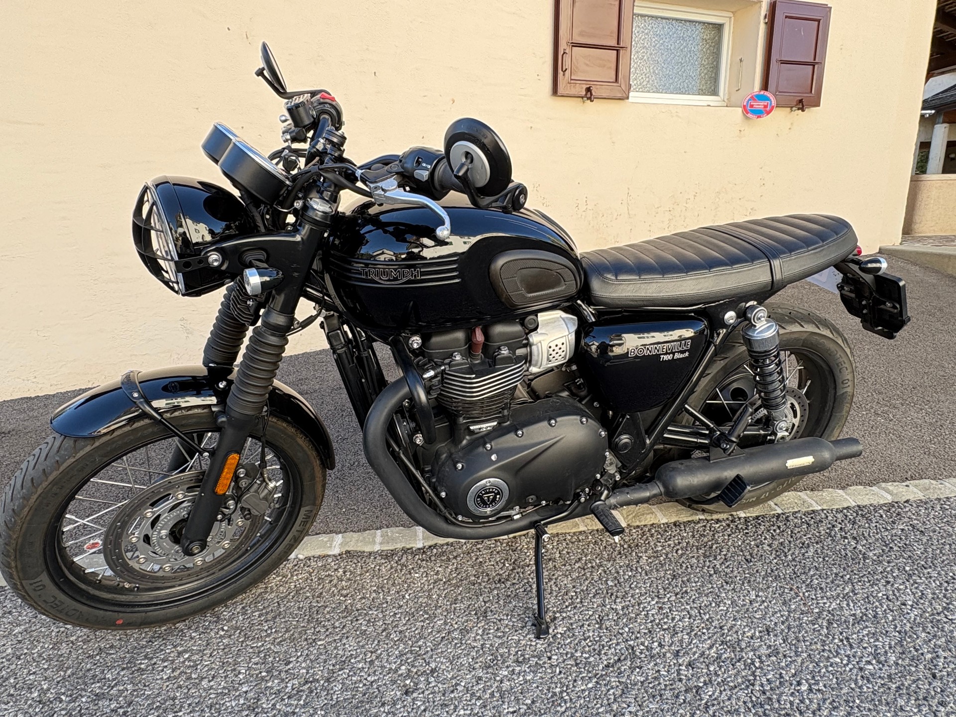 TRIUMPH T100-image-1