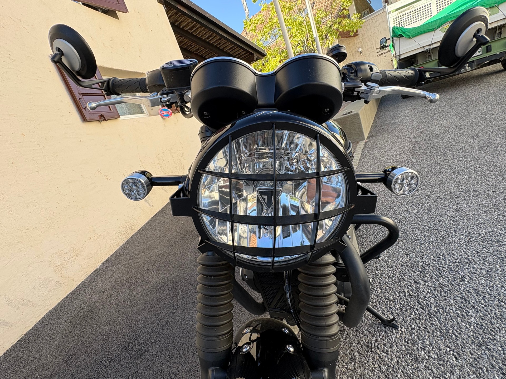TRIUMPH T100-image-5