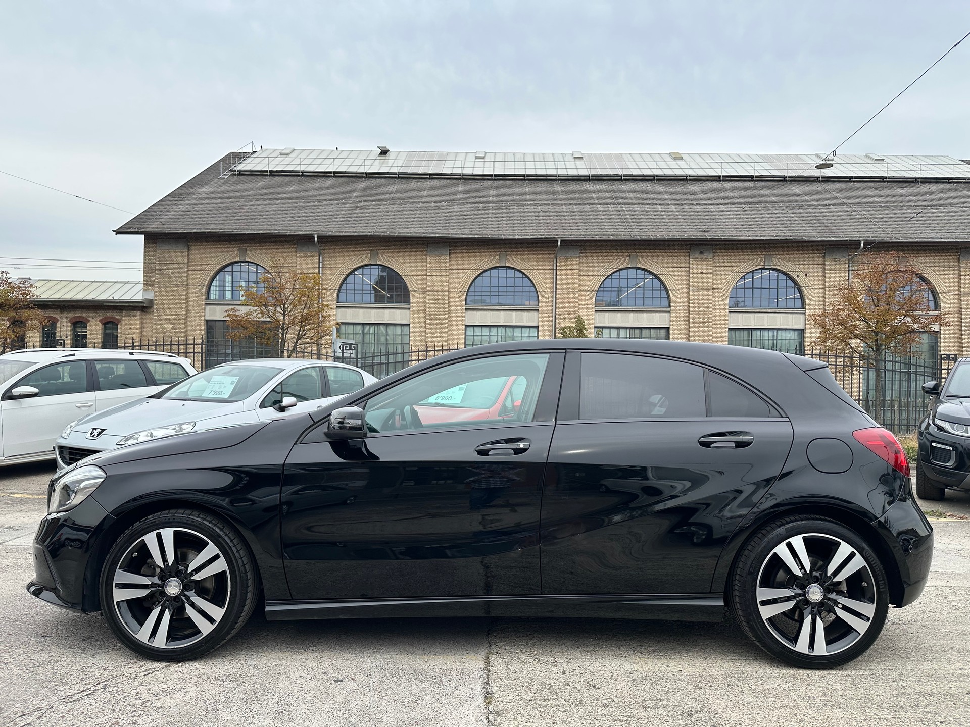 MERCEDES-BENZ A 200 Night Star 7G-DCT-showroom-element-3