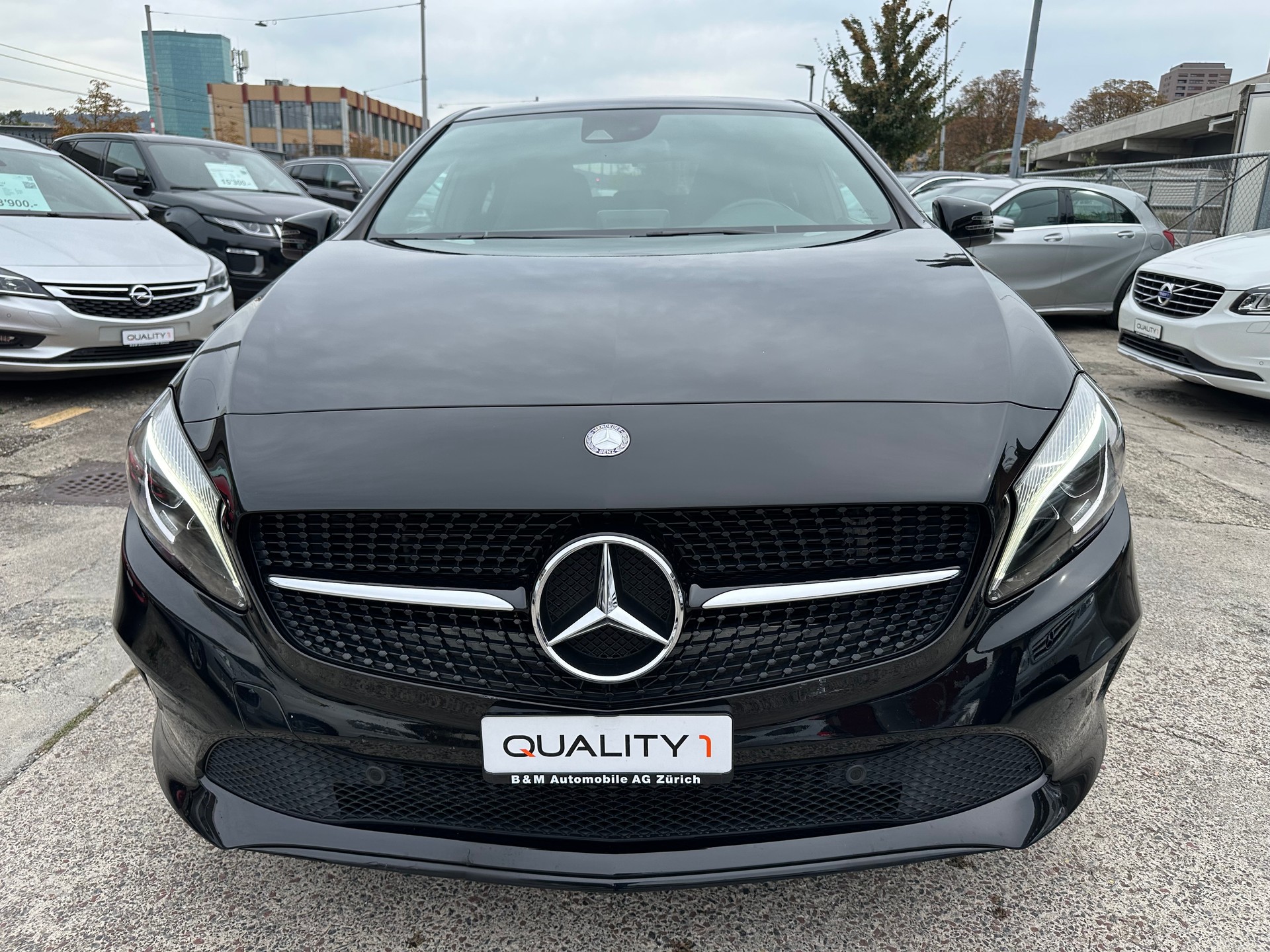 MERCEDES-BENZ A 200 Night Star 7G-DCT-showroom-element-1
