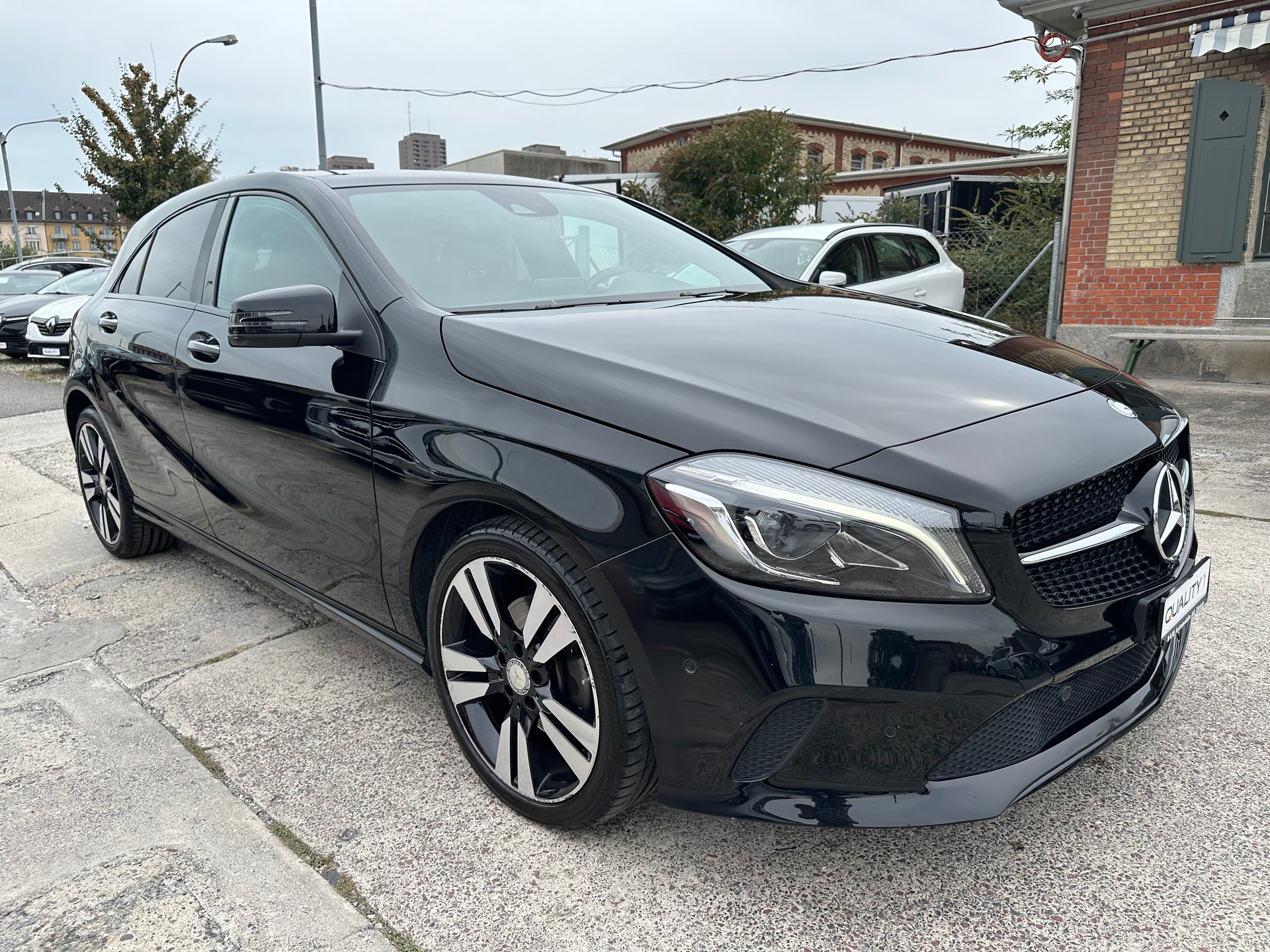 MERCEDES-BENZ A 200 Night Star 7G-DCT-showroom-element-2