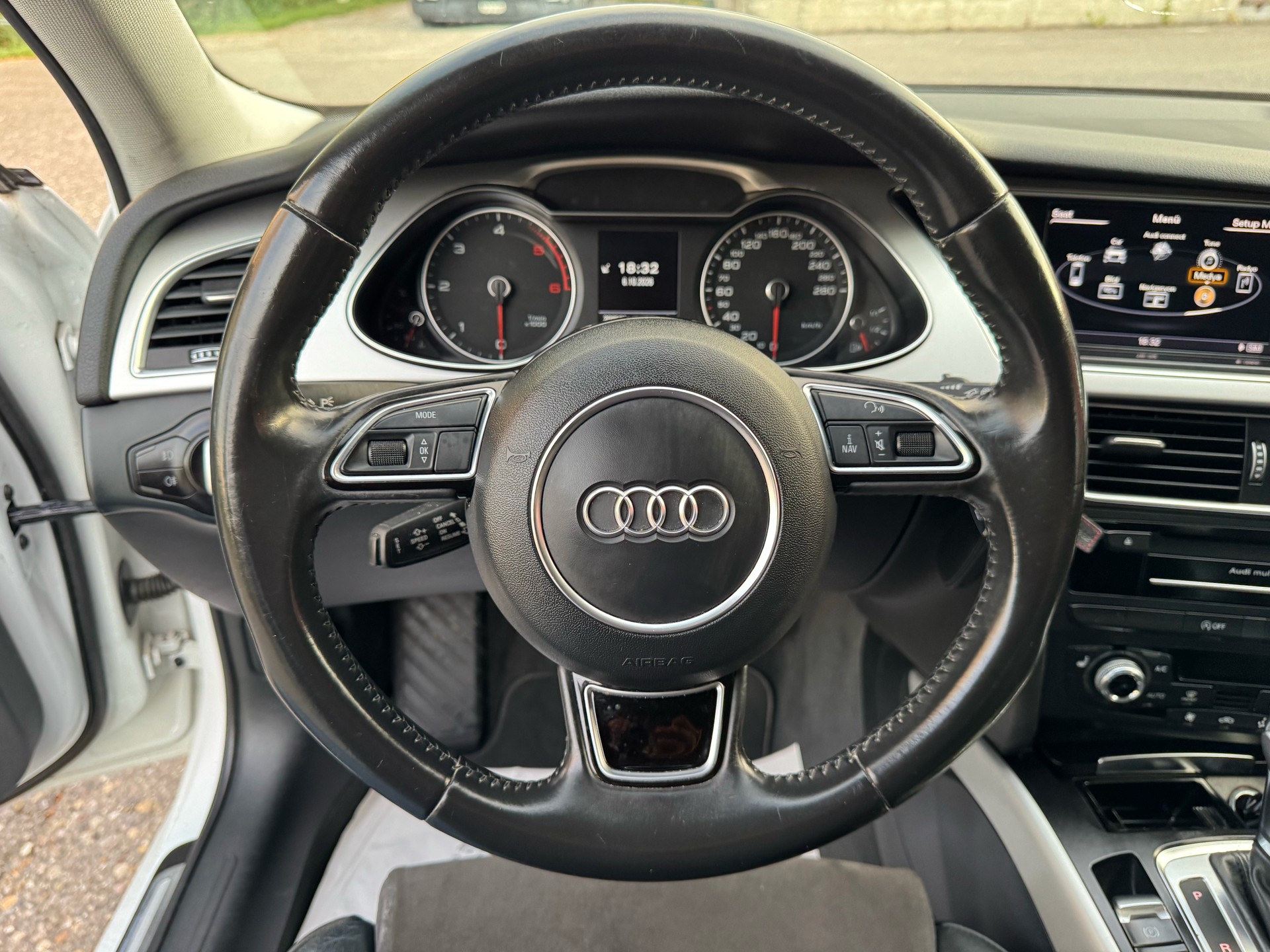 AUDI A4 Avant 2.0 TDI Attraction multitronic-image-17