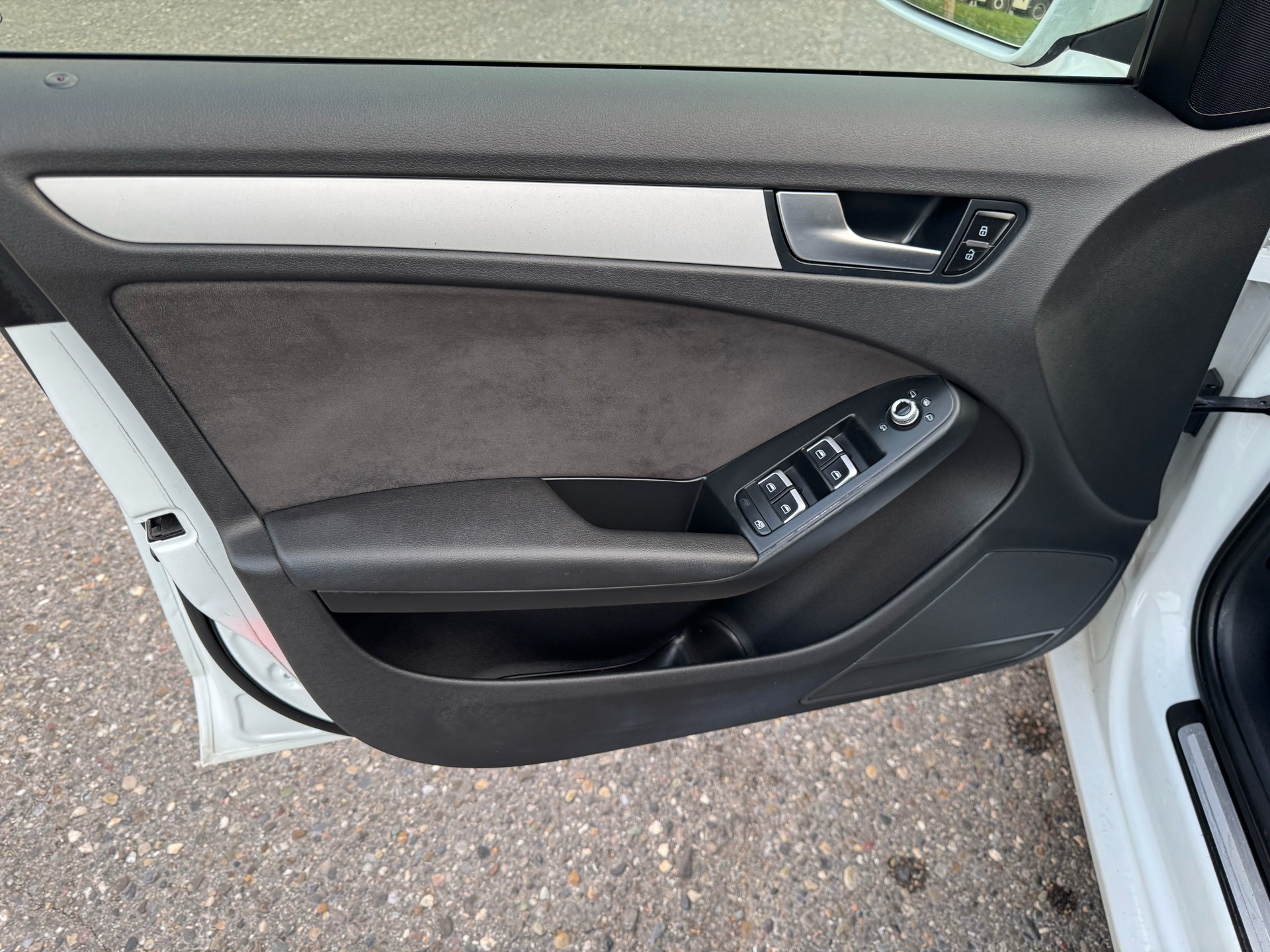 AUDI A4 Avant 2.0 TDI Attraction multitronic-image-13