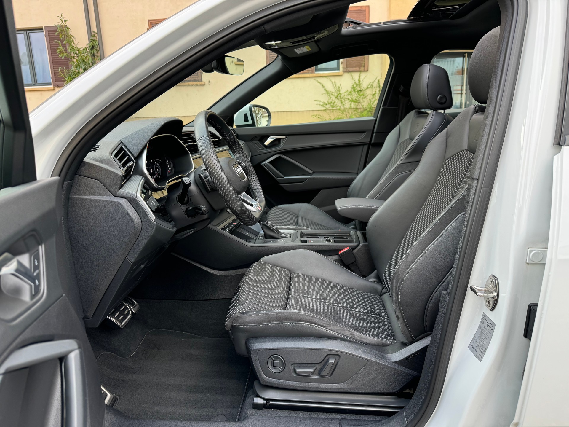 AUDI Q3 Sportback 45 TFSI S line quattro S-tronic-image-8