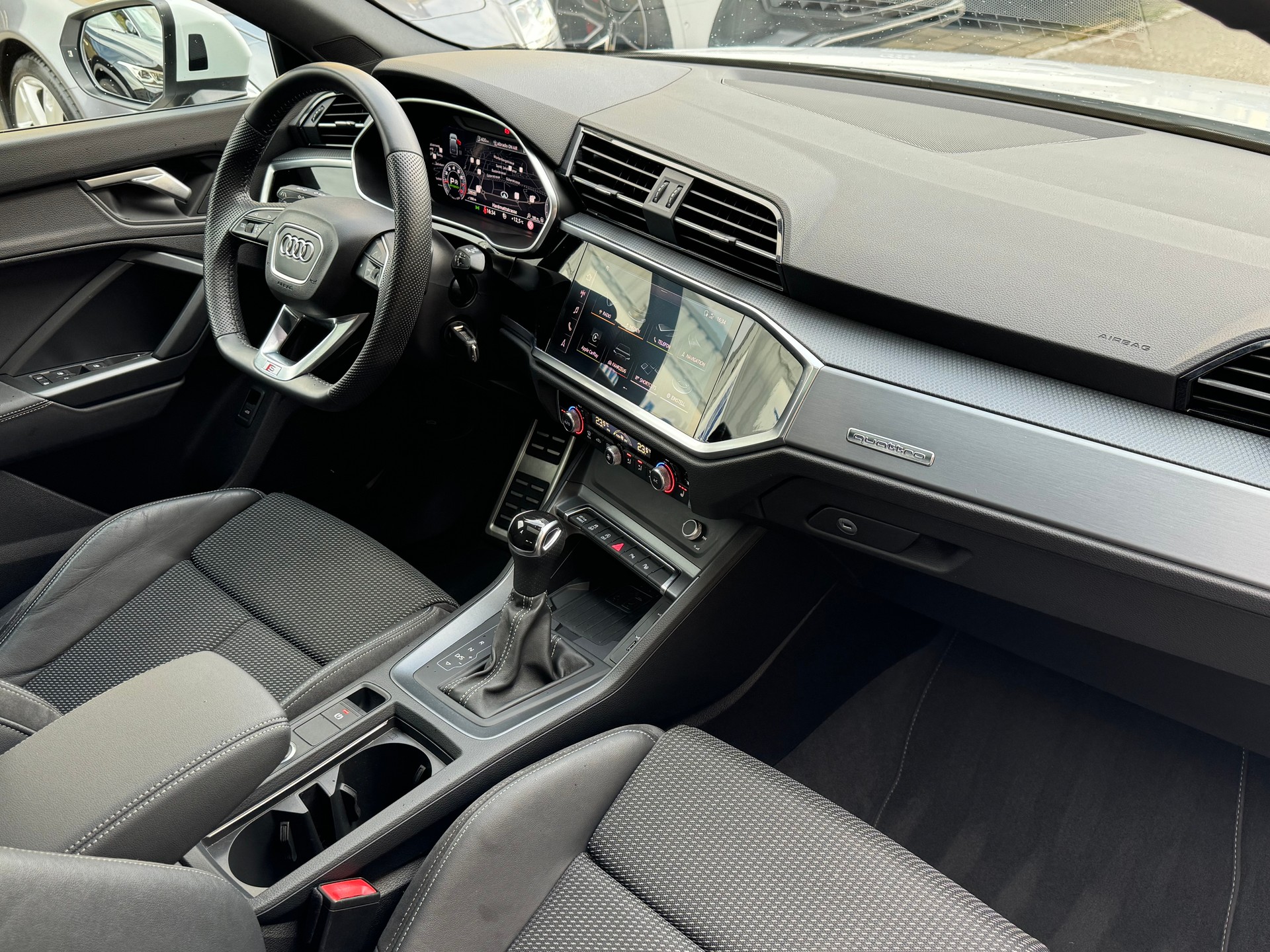 AUDI Q3 Sportback 45 TFSI S line quattro S-tronic-image-12