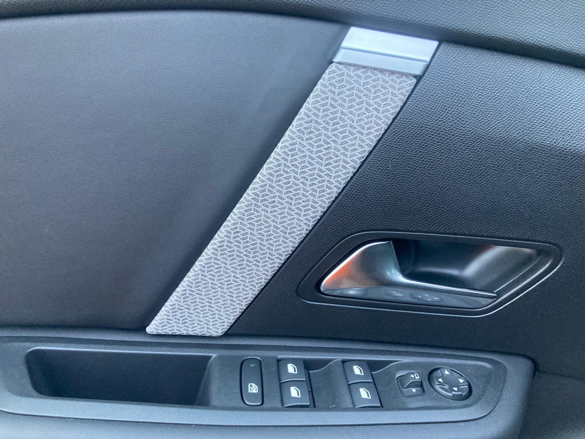 CITROEN C4 1.2 Pure Tech Swiss Edition EAT8-image-9