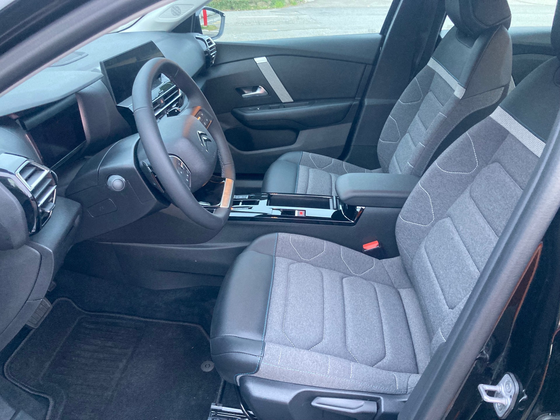 CITROEN C4 1.2 Pure Tech Swiss Edition EAT8-image-7