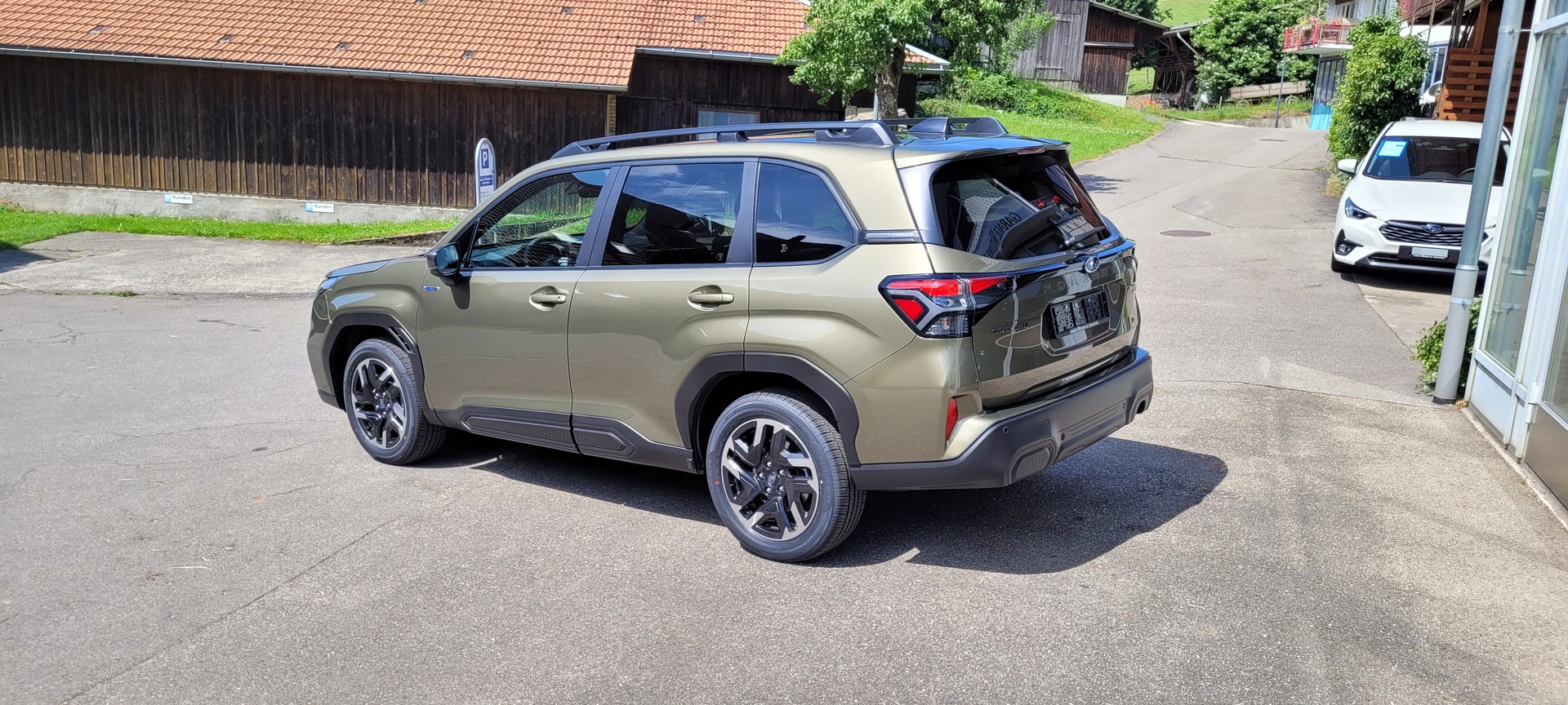 SUBARU Forester 2.0i e-Boxer Swiss Plus Lineartronic-image-3