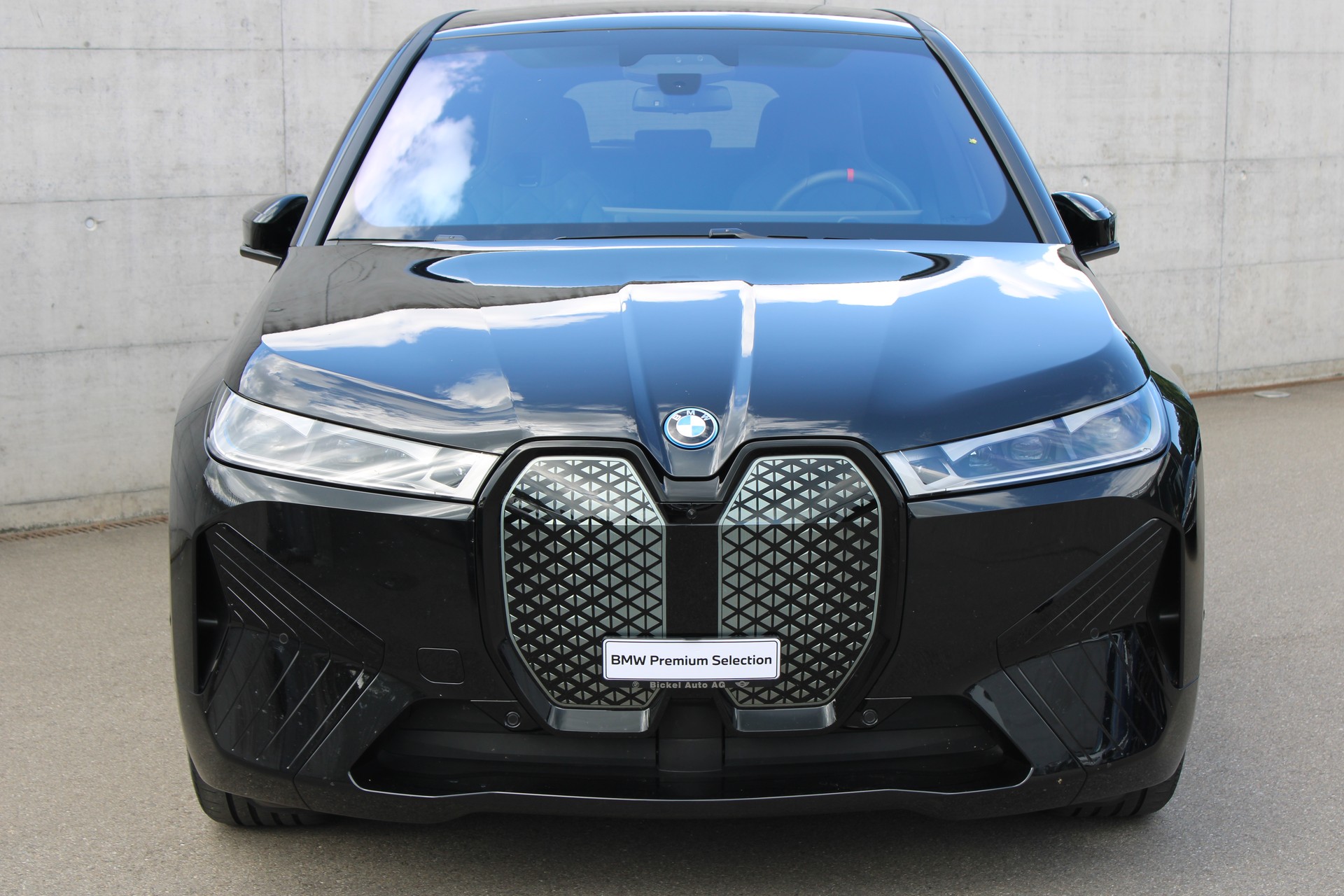 BMW iX M60-showroom-element-3