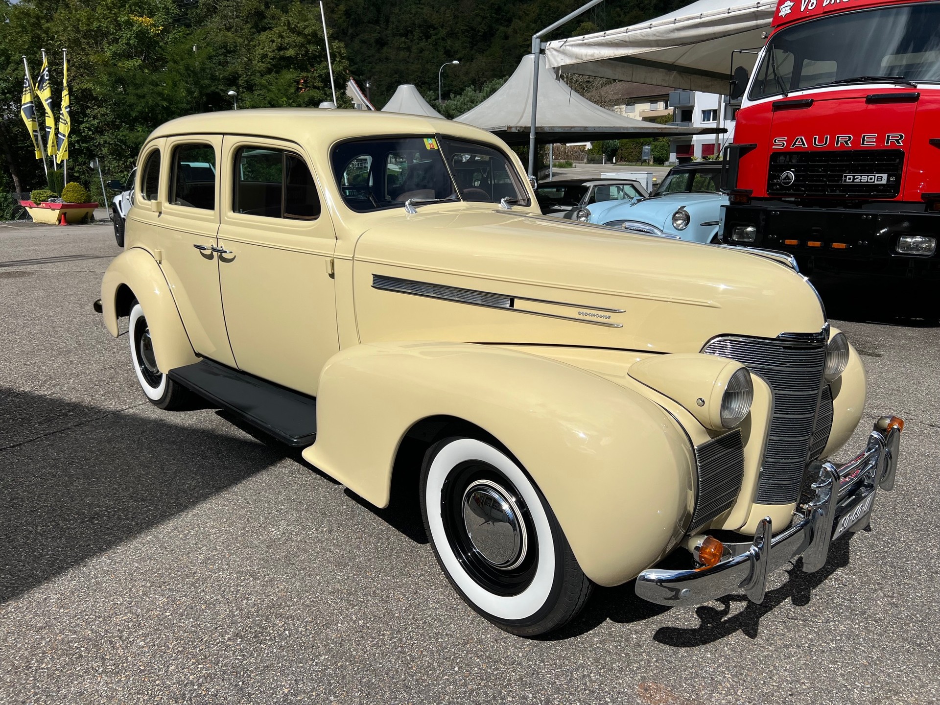 OLDSMOBILE Series 60 Sedan