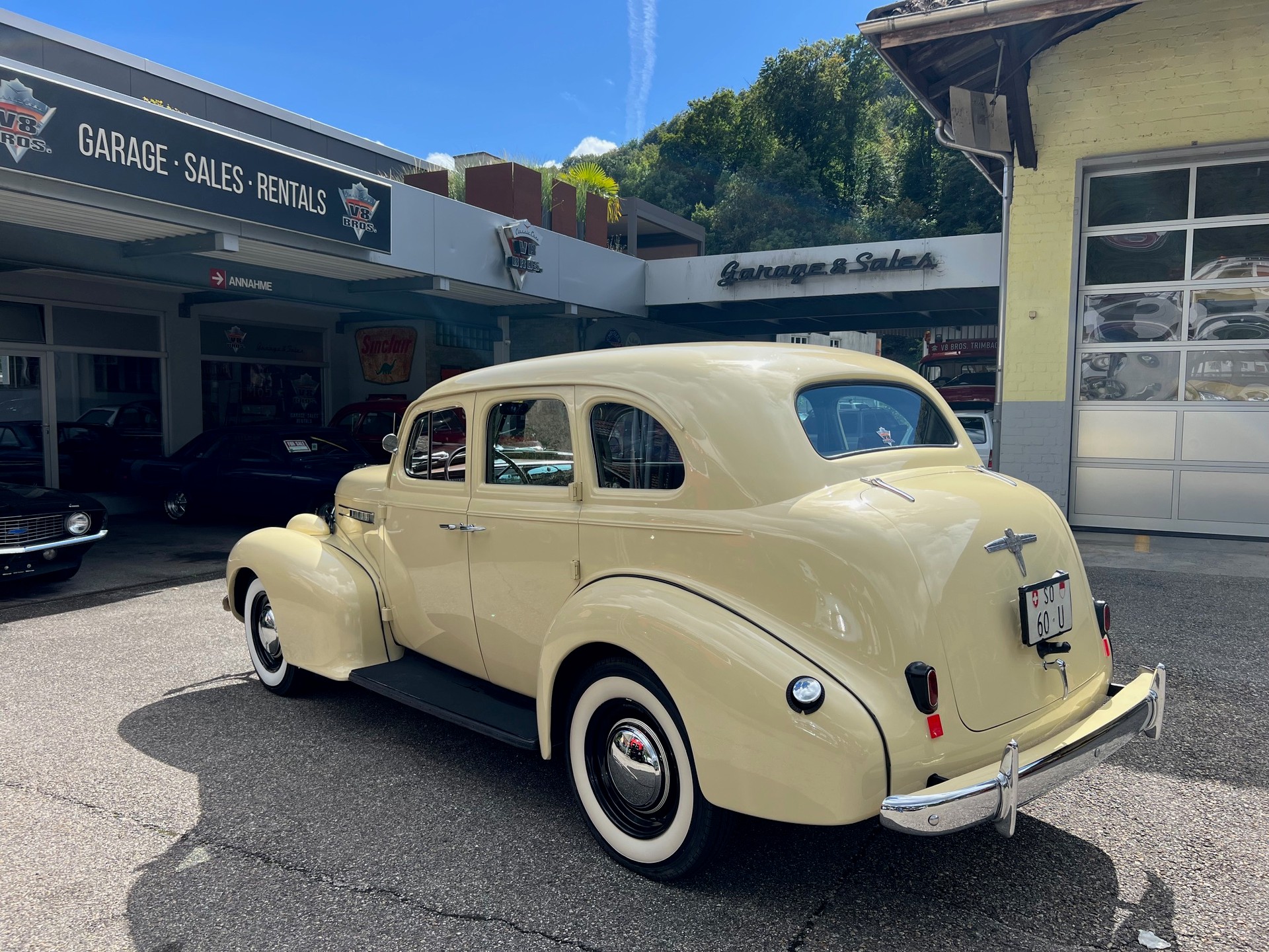 OLDSMOBILE Series 60 Sedan-image-2
