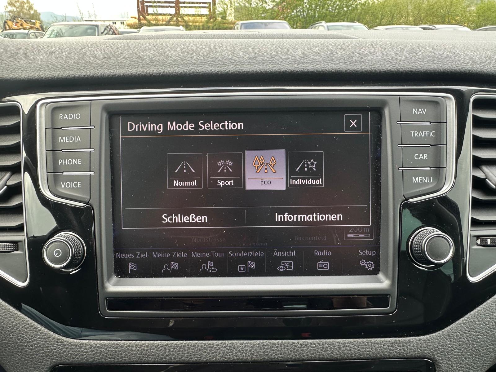 VW Golf Sportsvan 2.0 TDI Highline DSG-image-12