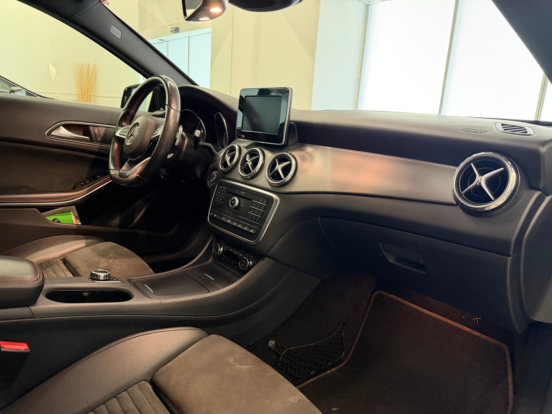 MERCEDES-BENZ GLA 250 AMG Line 4Matic 7G-DCT-image-19
