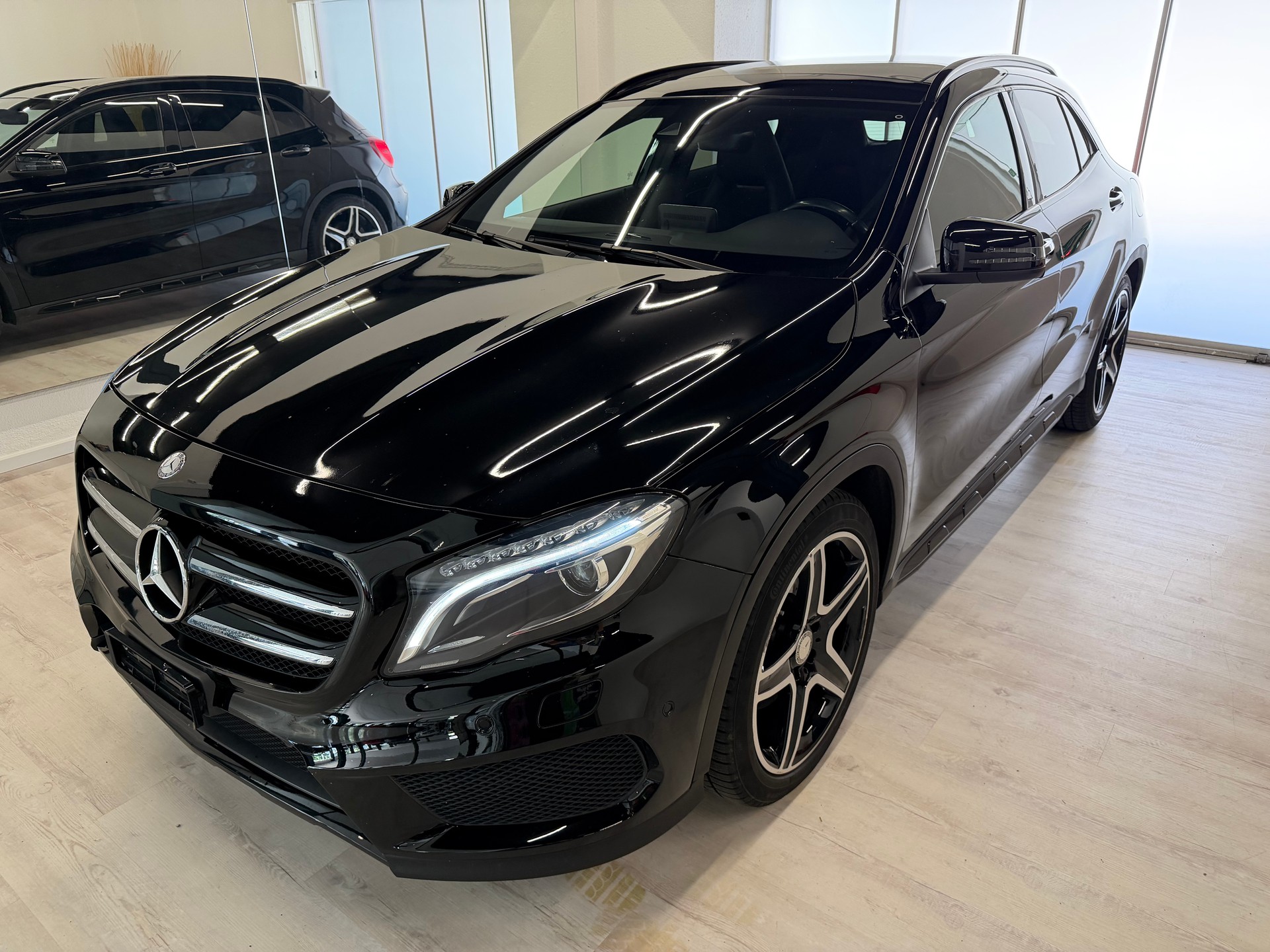 MERCEDES-BENZ GLA 250 AMG Line 4Matic 7G-DCT-showroom-element-1