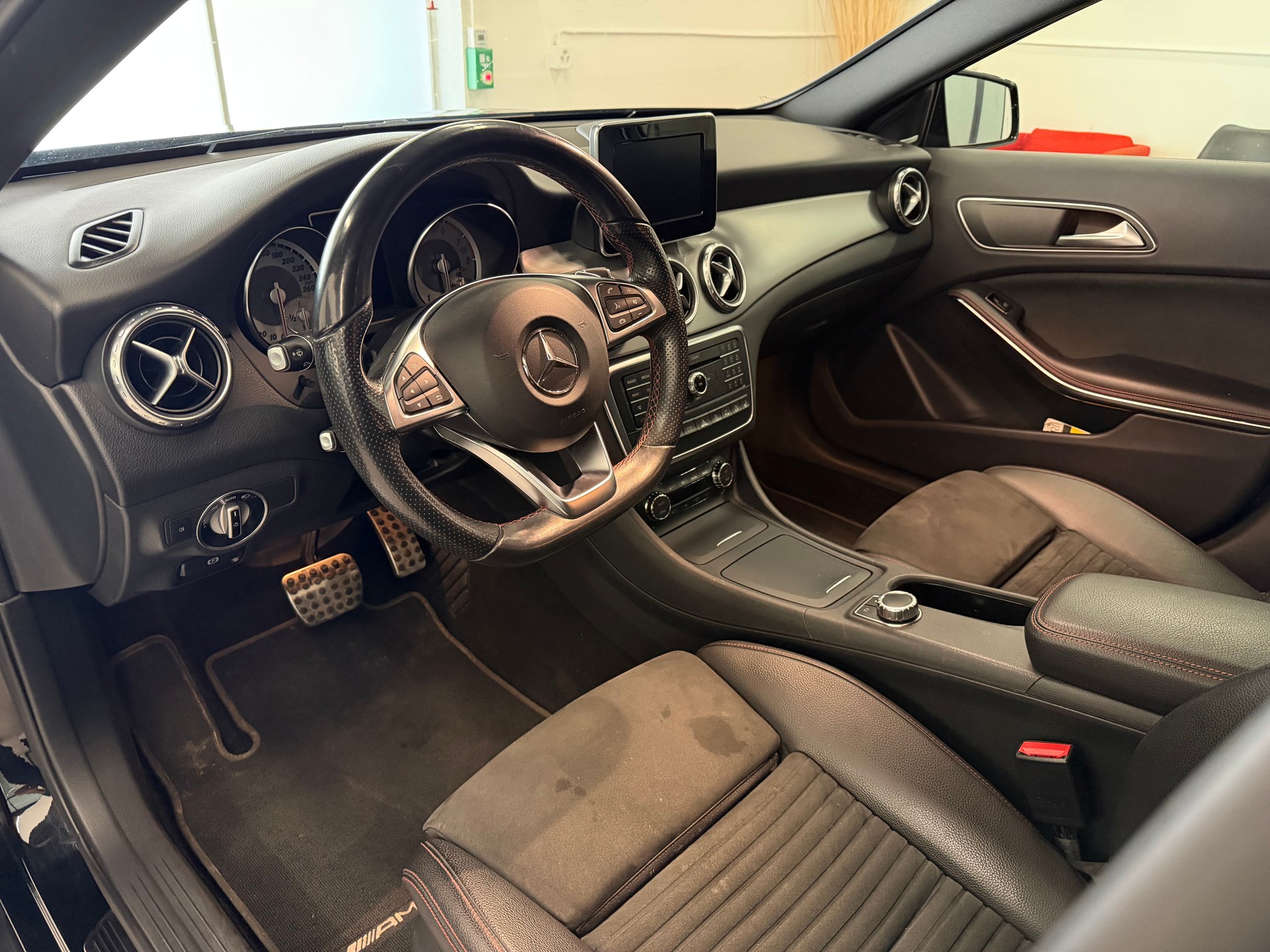 MERCEDES-BENZ GLA 250 AMG Line 4Matic 7G-DCT-image-12