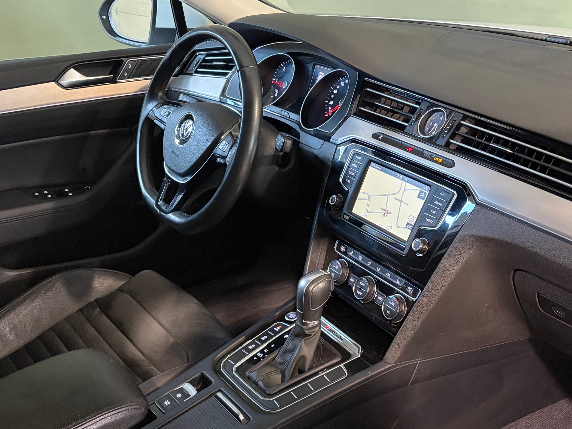 VW Passat Variant 2.0 TDI BMT High. DSG 4Motion "Ab MFK*-image-15