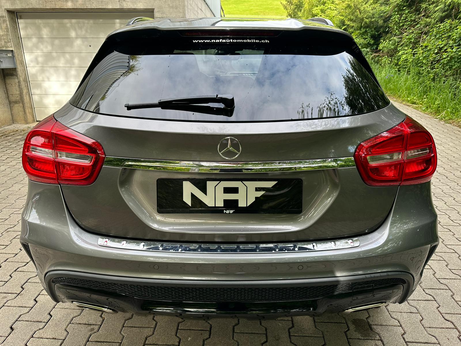 MERCEDES-BENZ GLA 250 AMG Line 4Matic 7G-DCT-showroom-element-3
