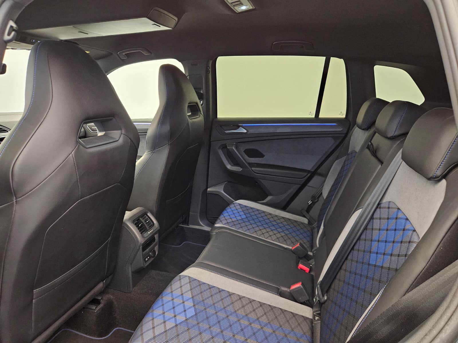 VW Tiguan 2.0TSI R 4Motion DSG-image-12
