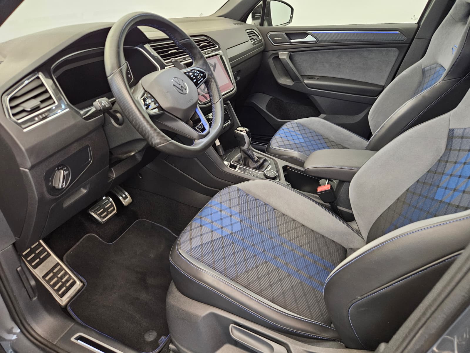 VW Tiguan 2.0TSI R 4Motion DSG-image-10