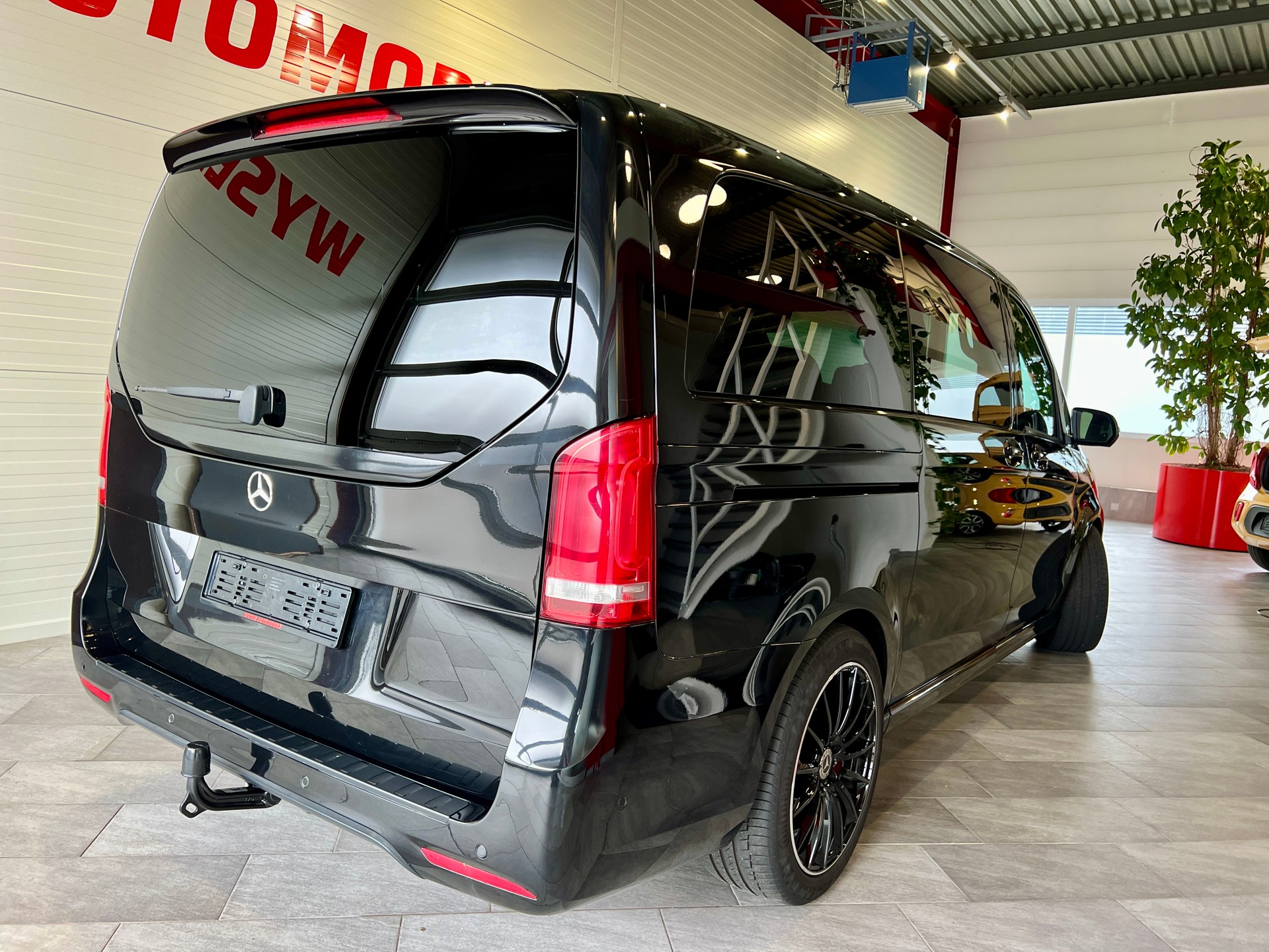 MERCEDES-BENZ V 250 d lang 4Matic 7G-Tronic *AMG Line*-image-6