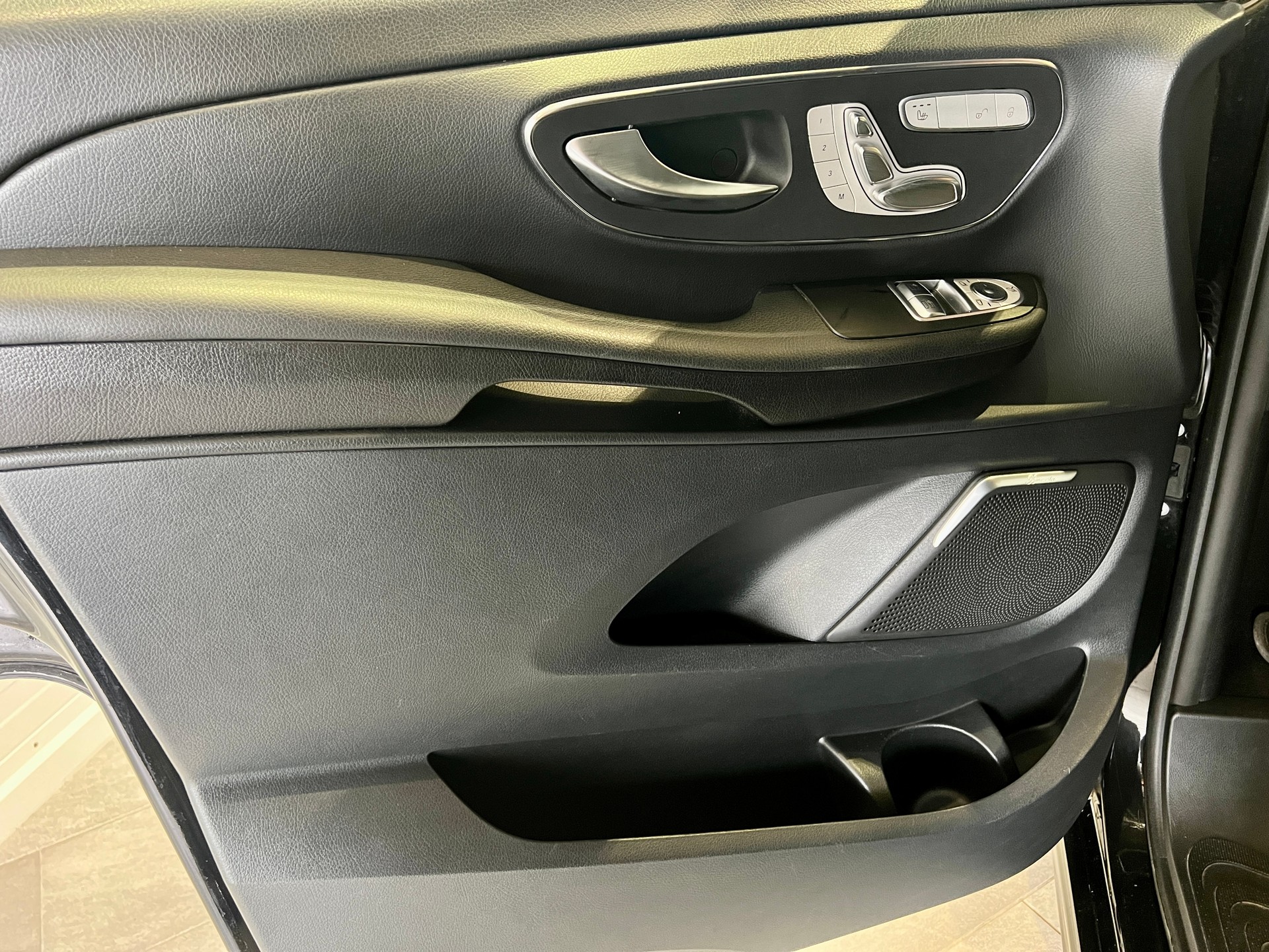 MERCEDES-BENZ V 250 d lang 4Matic 7G-Tronic *AMG Line*-image-9