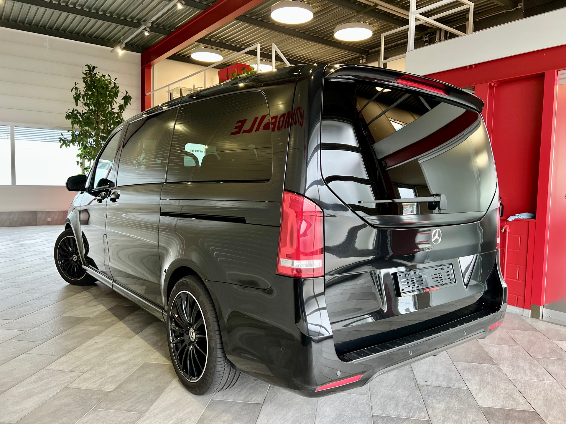 MERCEDES-BENZ V 250 d lang 4Matic 7G-Tronic *AMG Line*-image-4