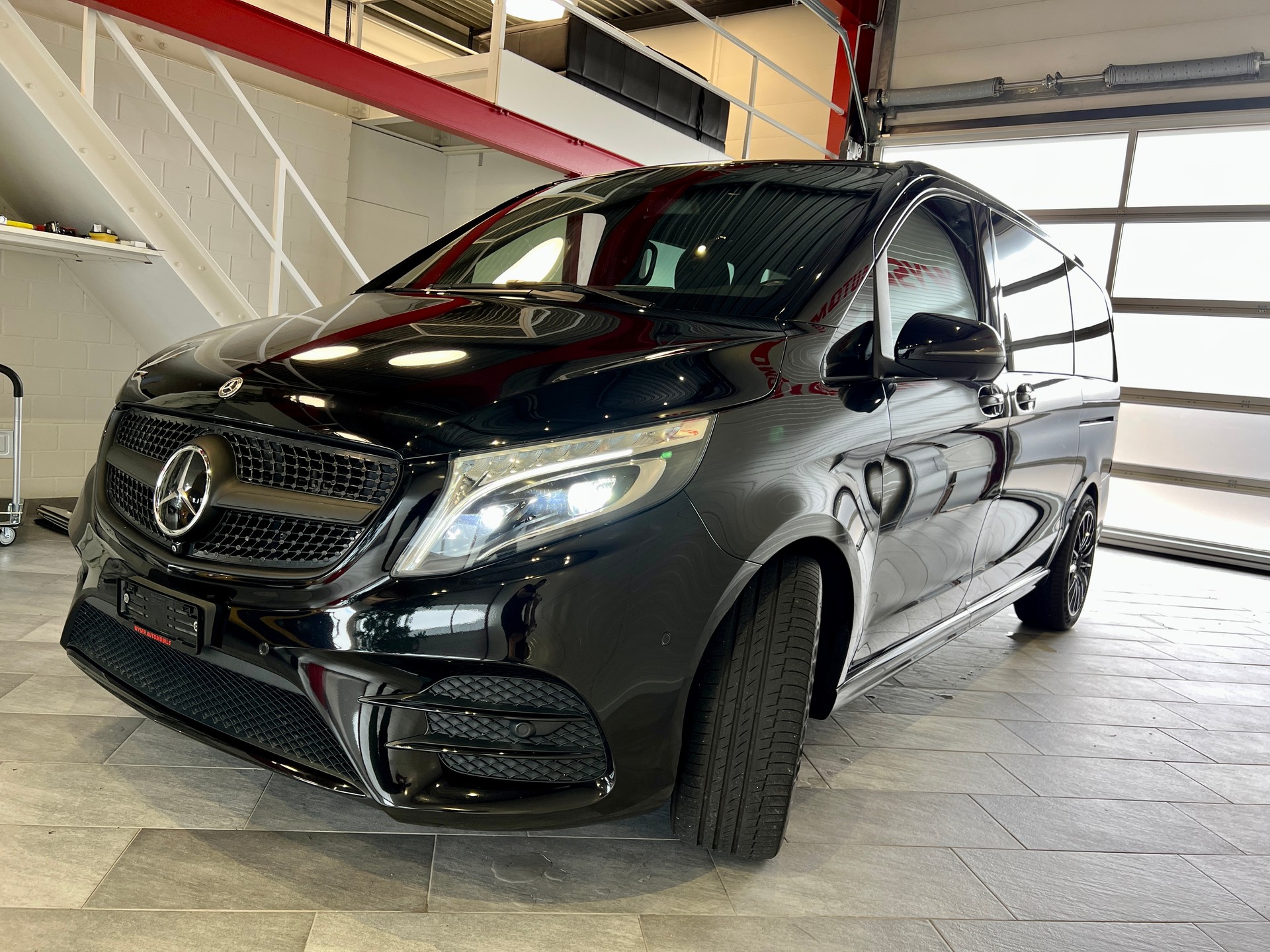MERCEDES-BENZ V 250 d lang 4Matic 7G-Tronic *AMG Line*-showroom-element-3