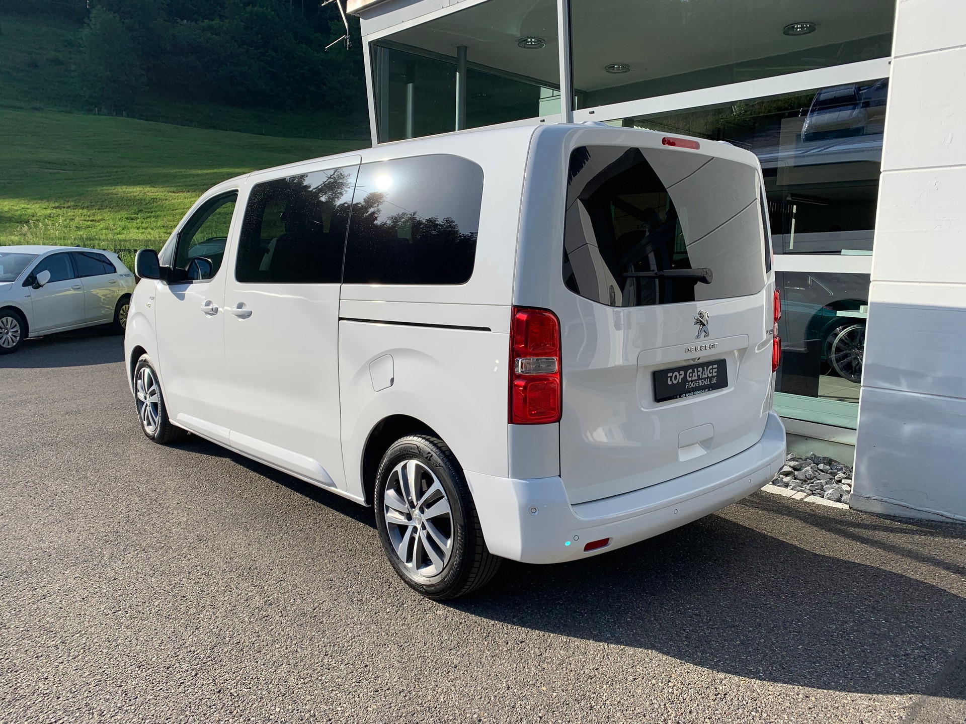 PEUGEOT Traveller 2.0 BlueHDi Allure Standard EAT-image-4